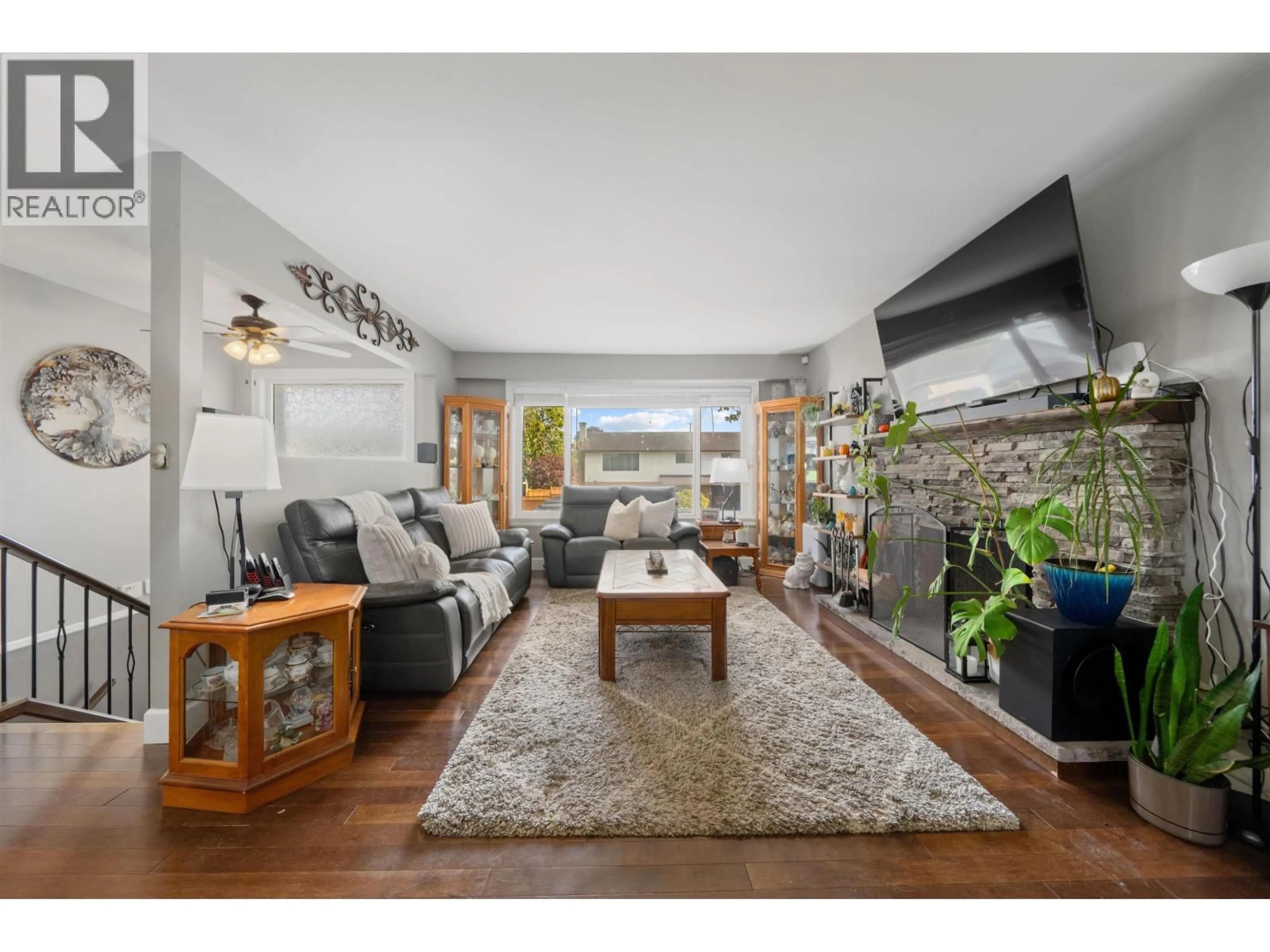 Living room with furniture, wood/laminate floor for 12347 GREENWELL STREET, Maple Ridge British Columbia V2X7J1