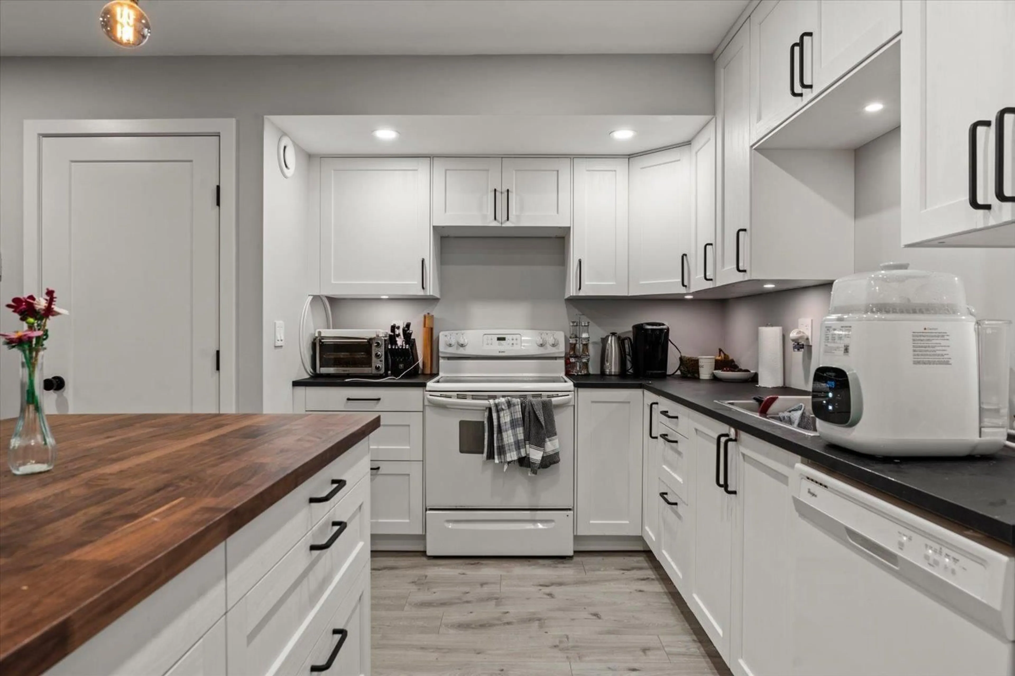 Open concept kitchen, unknown for 915 - 34909 OLD YALE ROAD, Abbotsford British Columbia V3G2E7