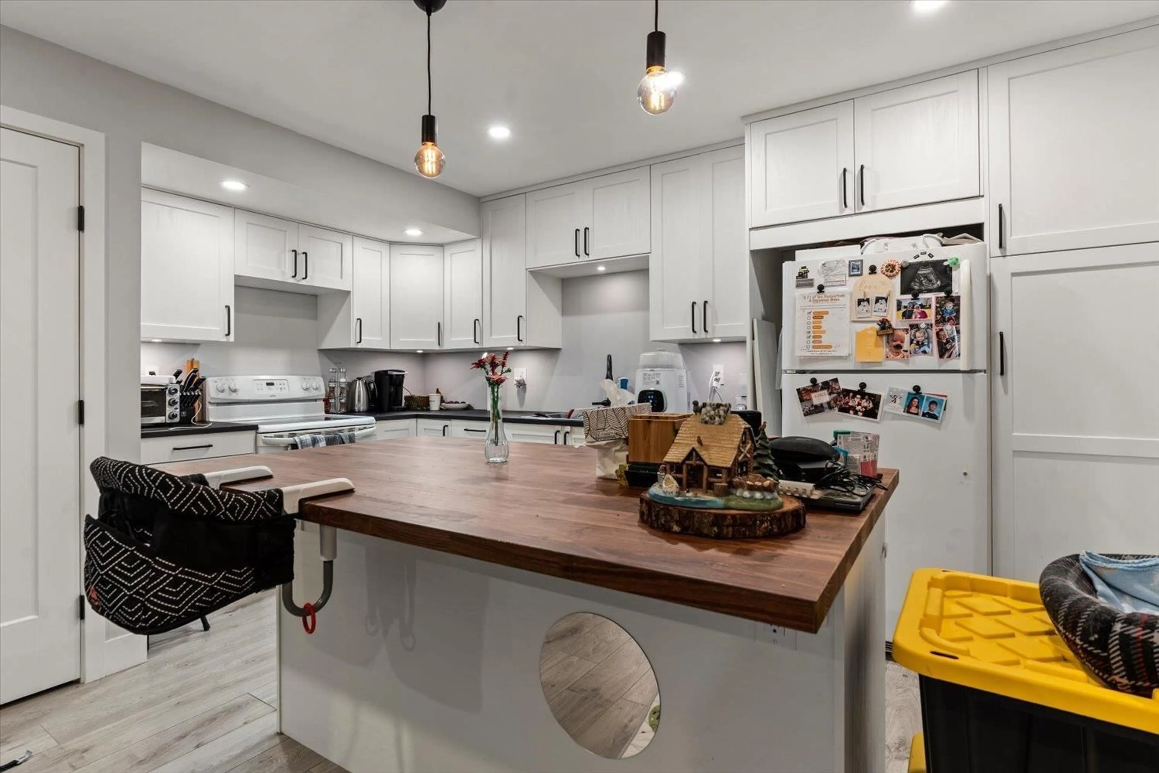 Open concept kitchen, unknown for 915 - 34909 OLD YALE ROAD, Abbotsford British Columbia V3G2E7