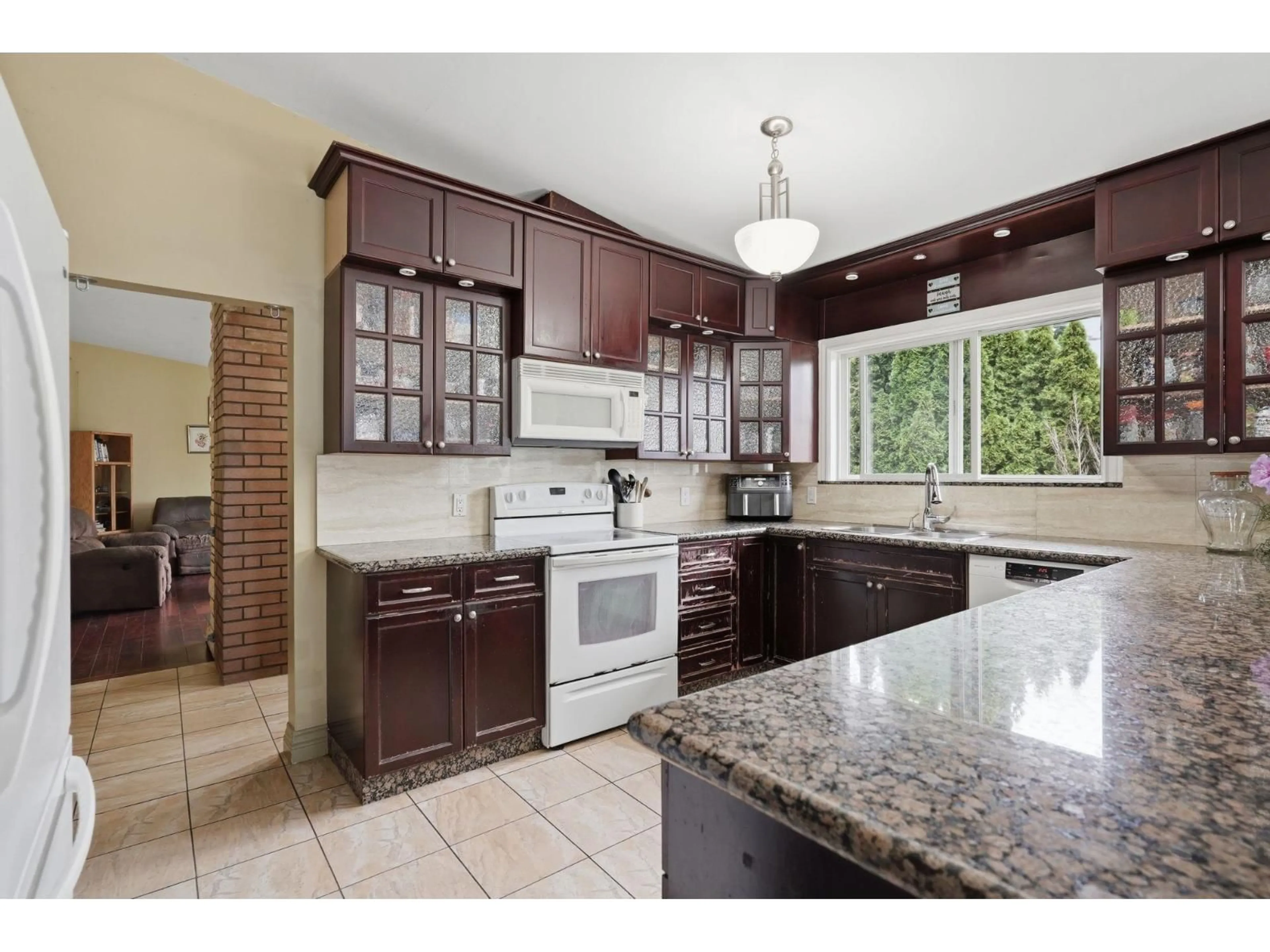 Open concept kitchen, ceramic/tile floor for 34017 MARSHALL ROAD, Abbotsford British Columbia V2S1L8