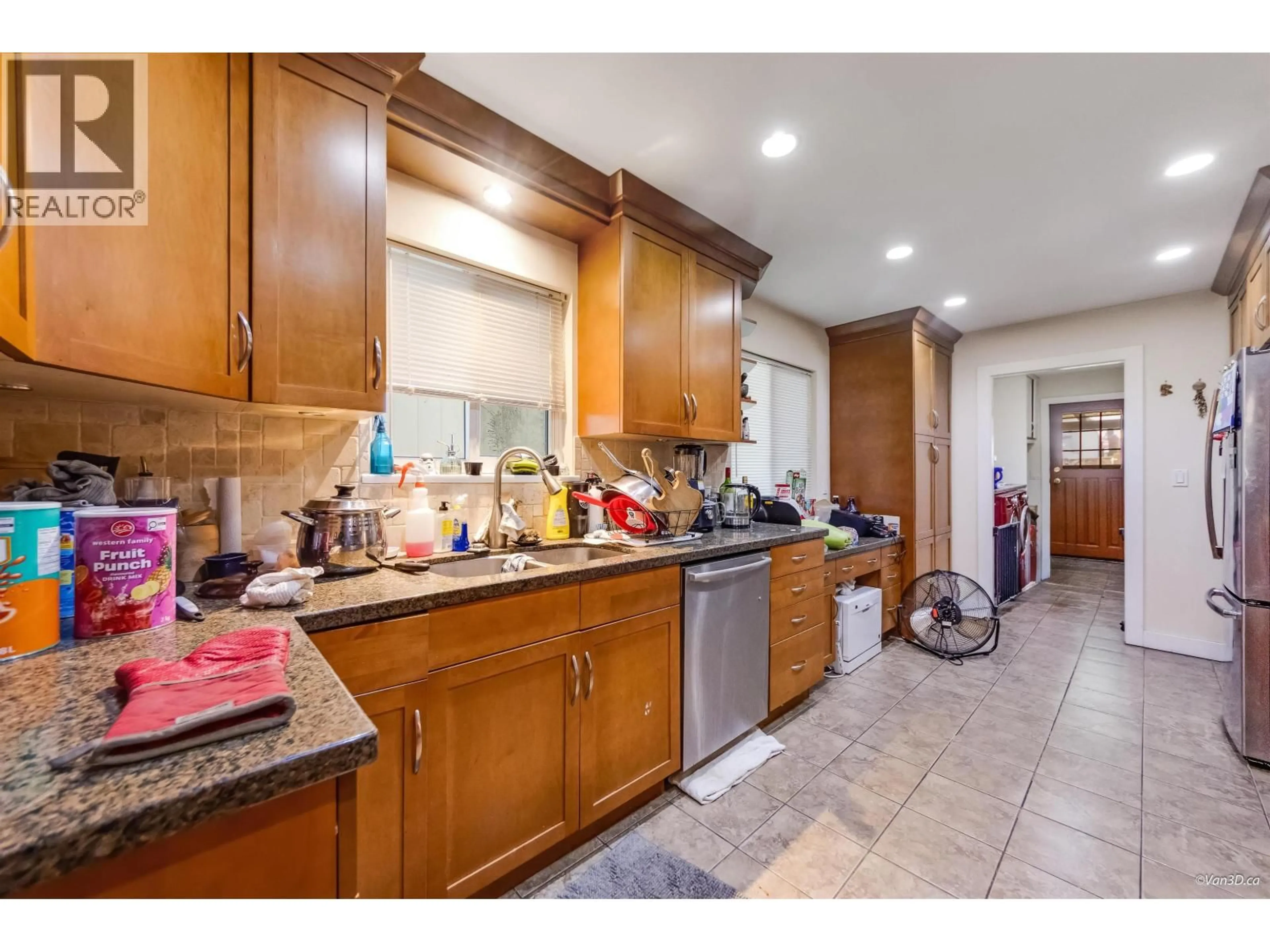 Standard kitchen, ceramic/tile floor for 1542 BOND STREET, North Vancouver British Columbia V7J1E7