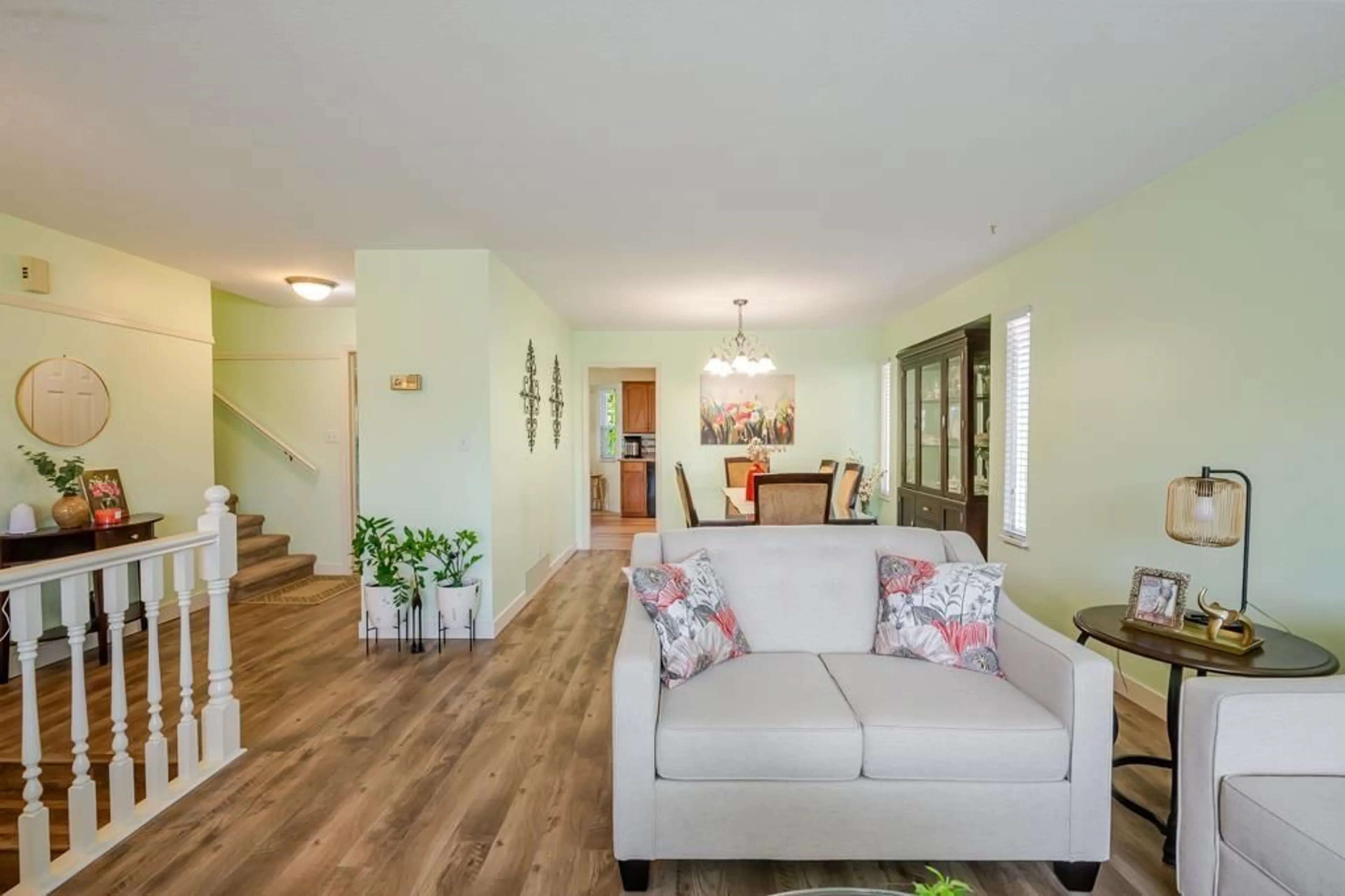 Living room with furniture, wood/laminate floor for 32145 CLINTON AVENUE, Abbotsford British Columbia V2T5B5