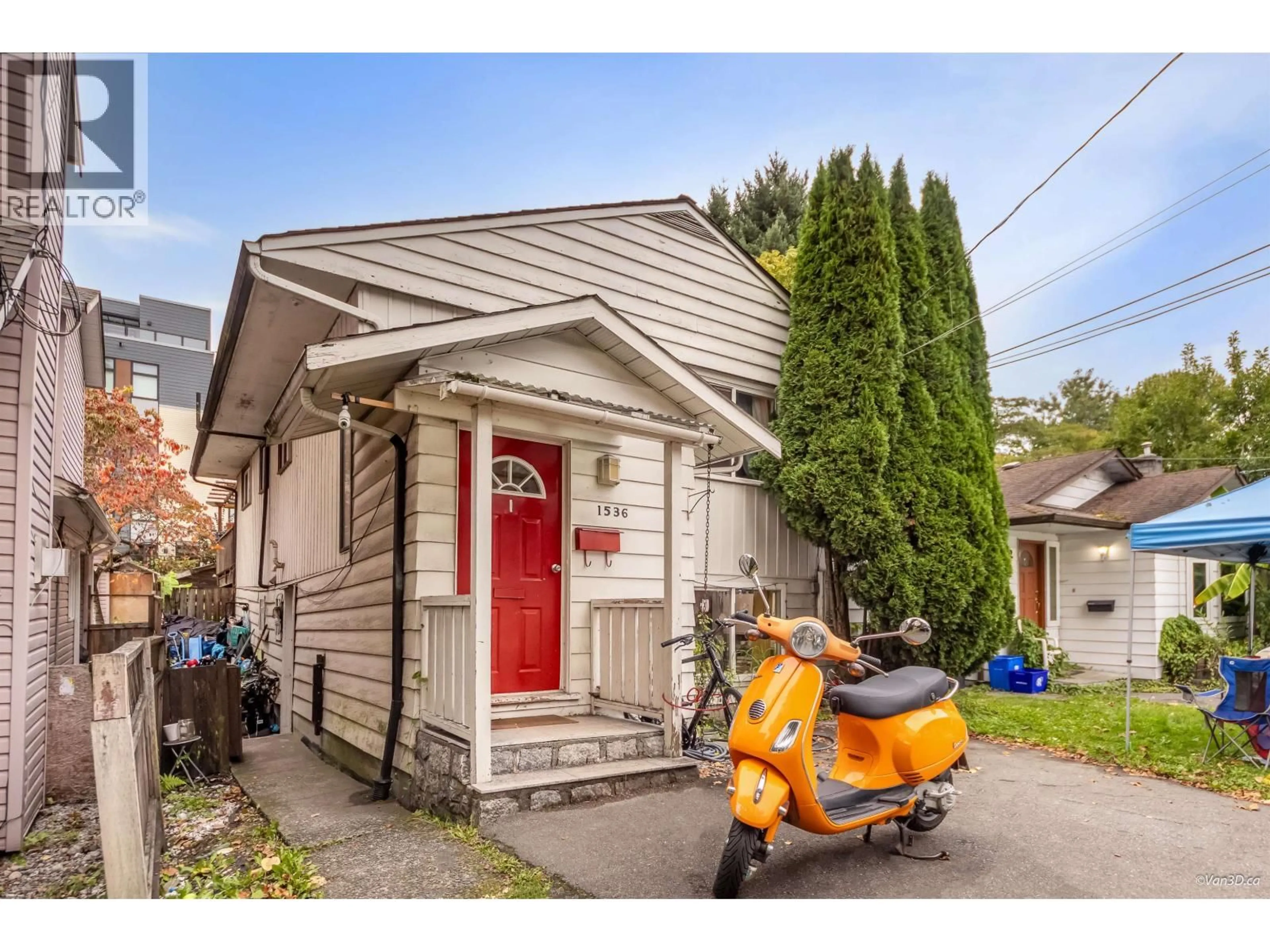 Home with vinyl exterior material, street for 1536 BOND STREET, North Vancouver British Columbia V7J1E7