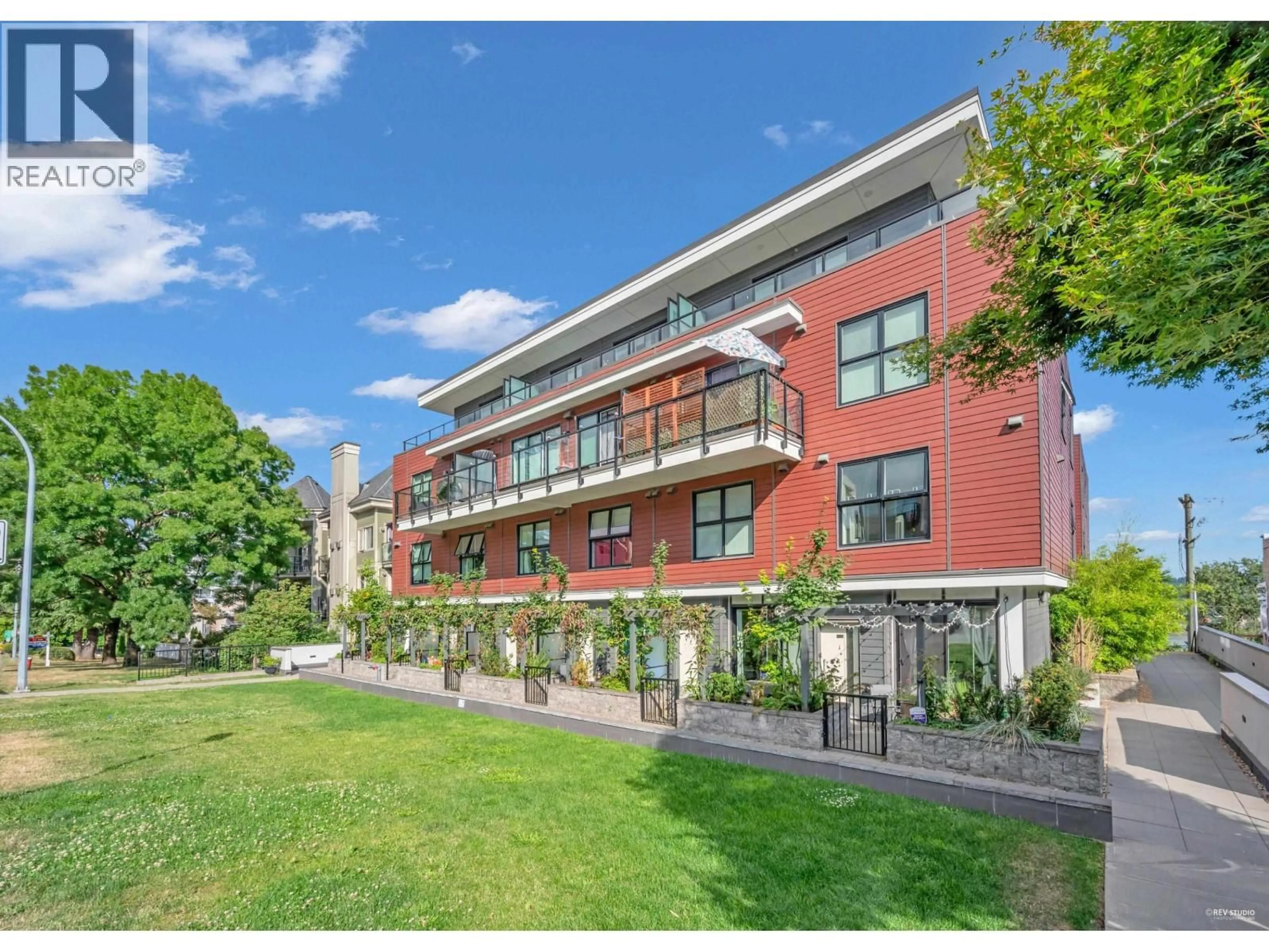 A pic from outside/outdoor area/front of a property/back of a property/a pic from drone, building for 302 - 218 CARNARVON STREET, New Westminster British Columbia V3L1B8