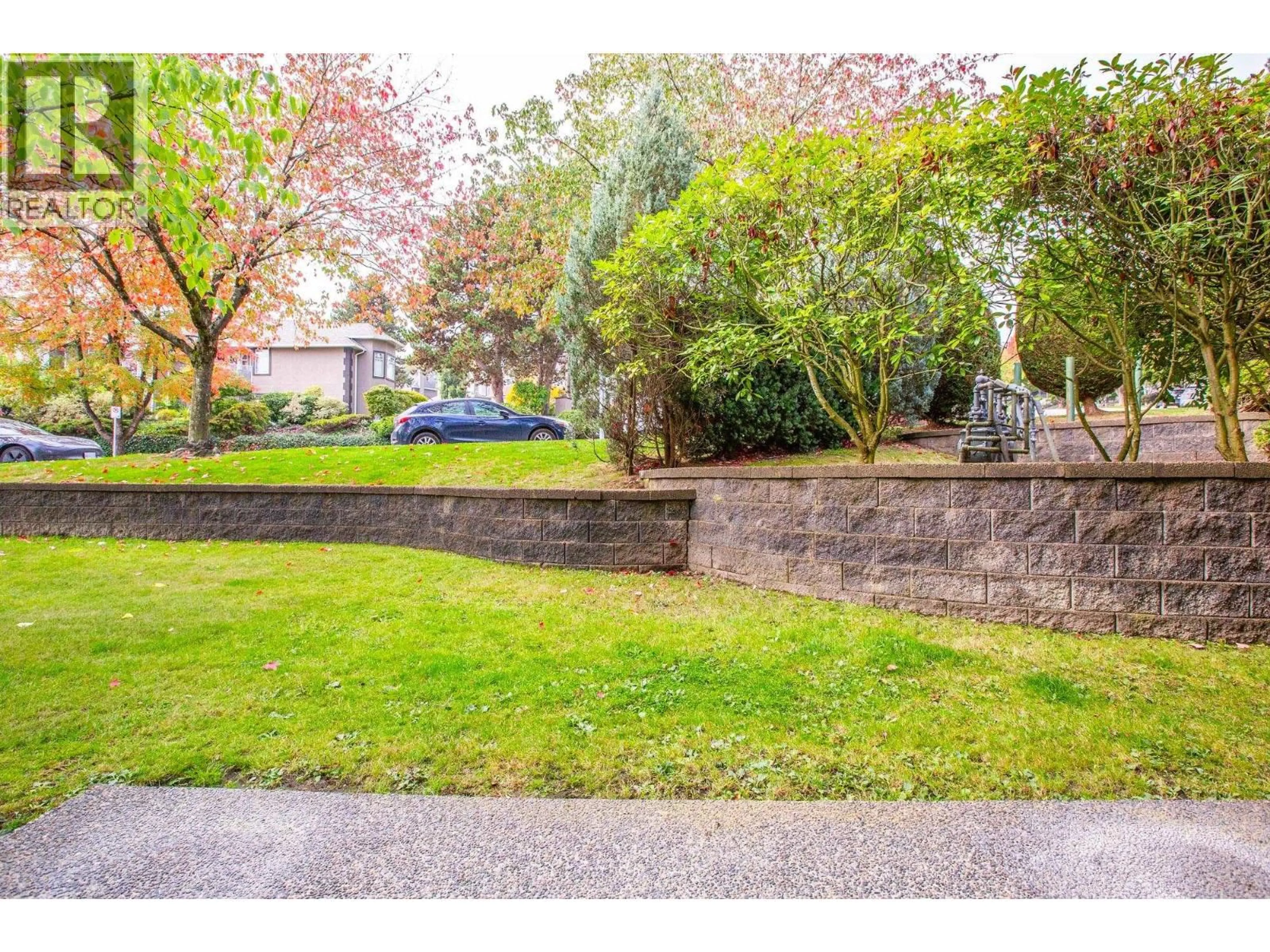 A pic from outside/outdoor area/front of a property/back of a property/a pic from drone, street for 412 - 78 RICHMOND STREET, New Westminster British Columbia V3L5T2