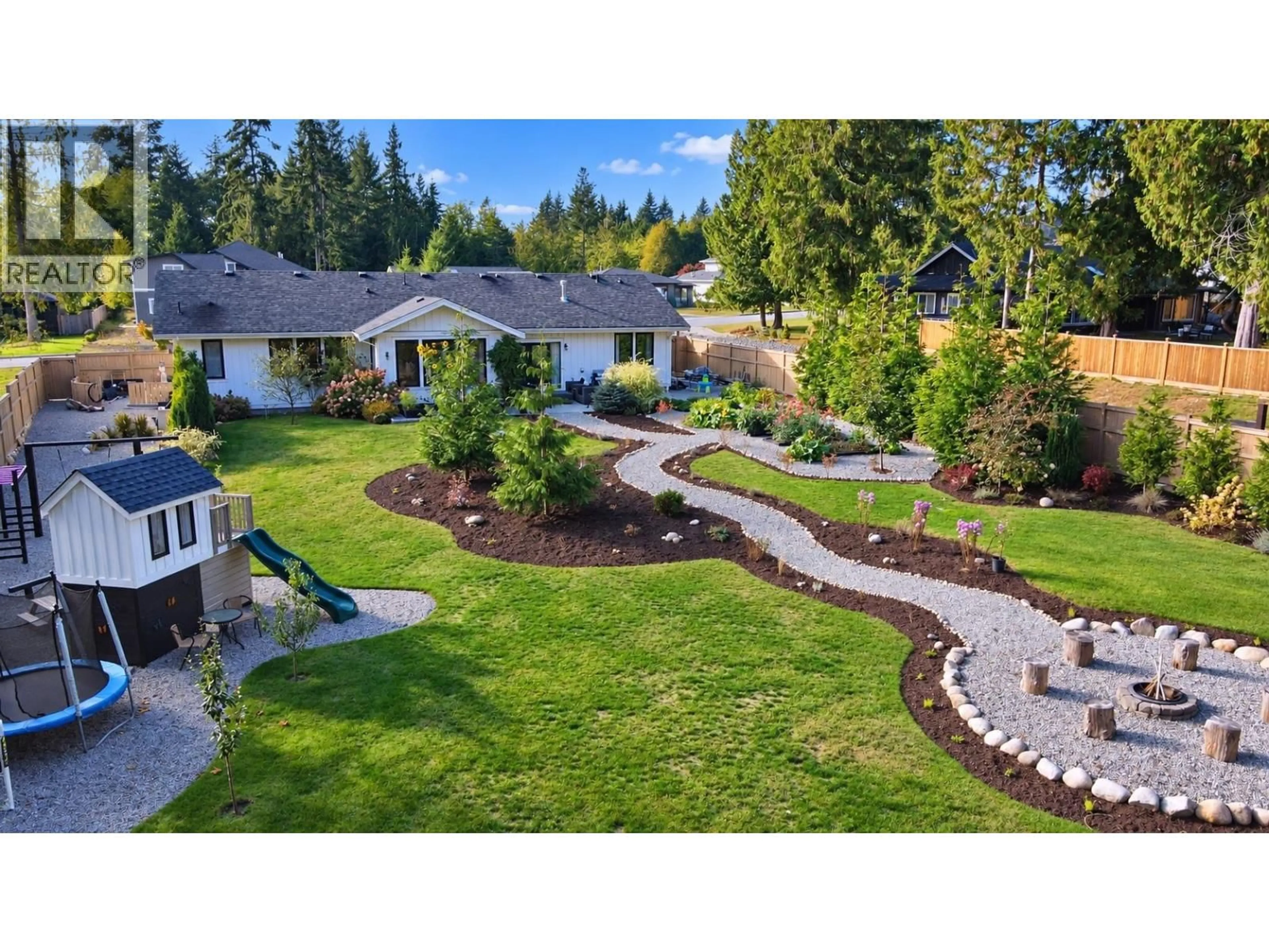A pic from outside/outdoor area/front of a property/back of a property/a pic from drone, unknown for 420 SOLAZ PLACE, Gibsons British Columbia V0N1V5