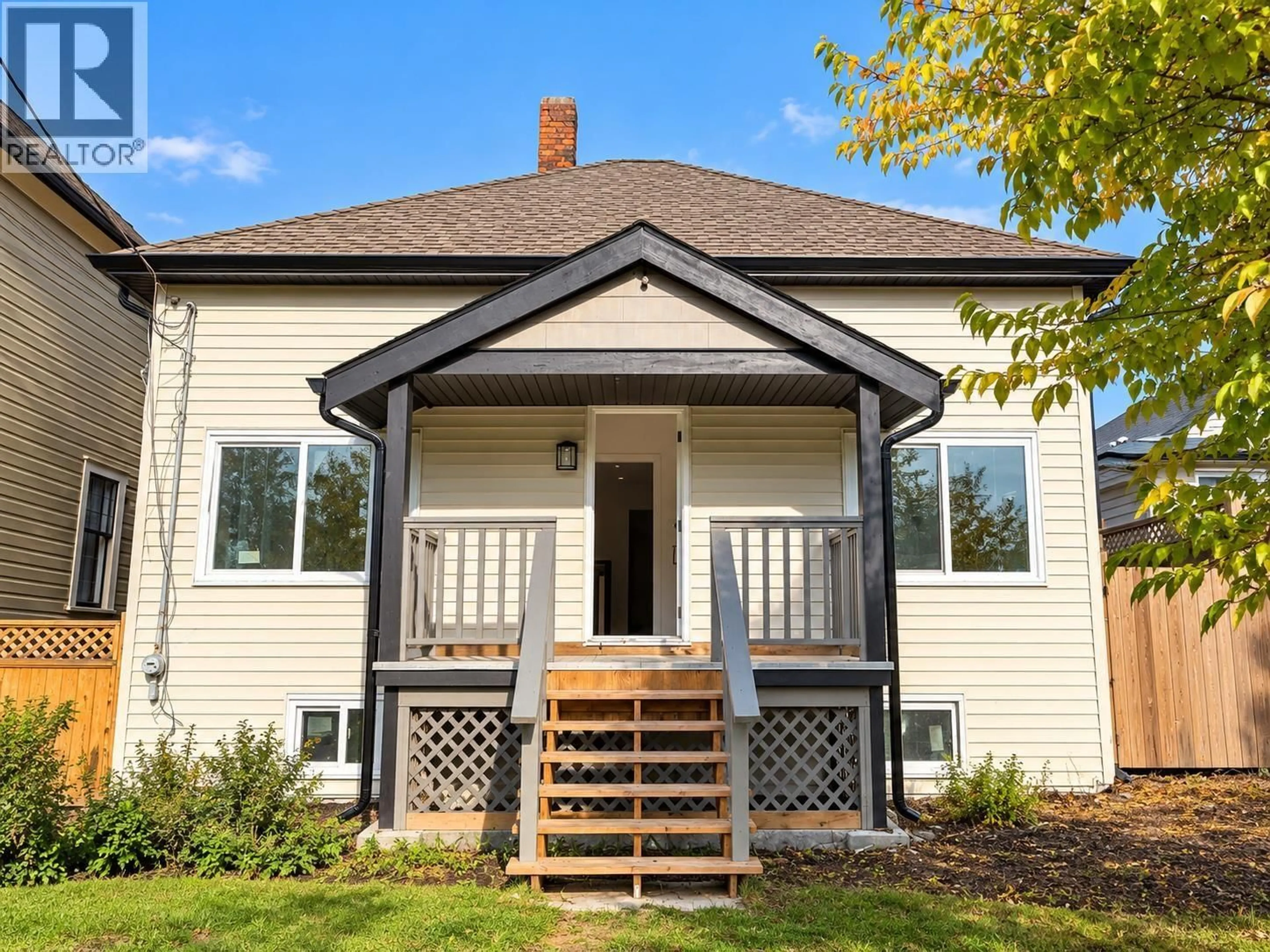 Home with vinyl exterior material, building for 805 MILTON AVENUE, New Westminster British Columbia V3M1M9