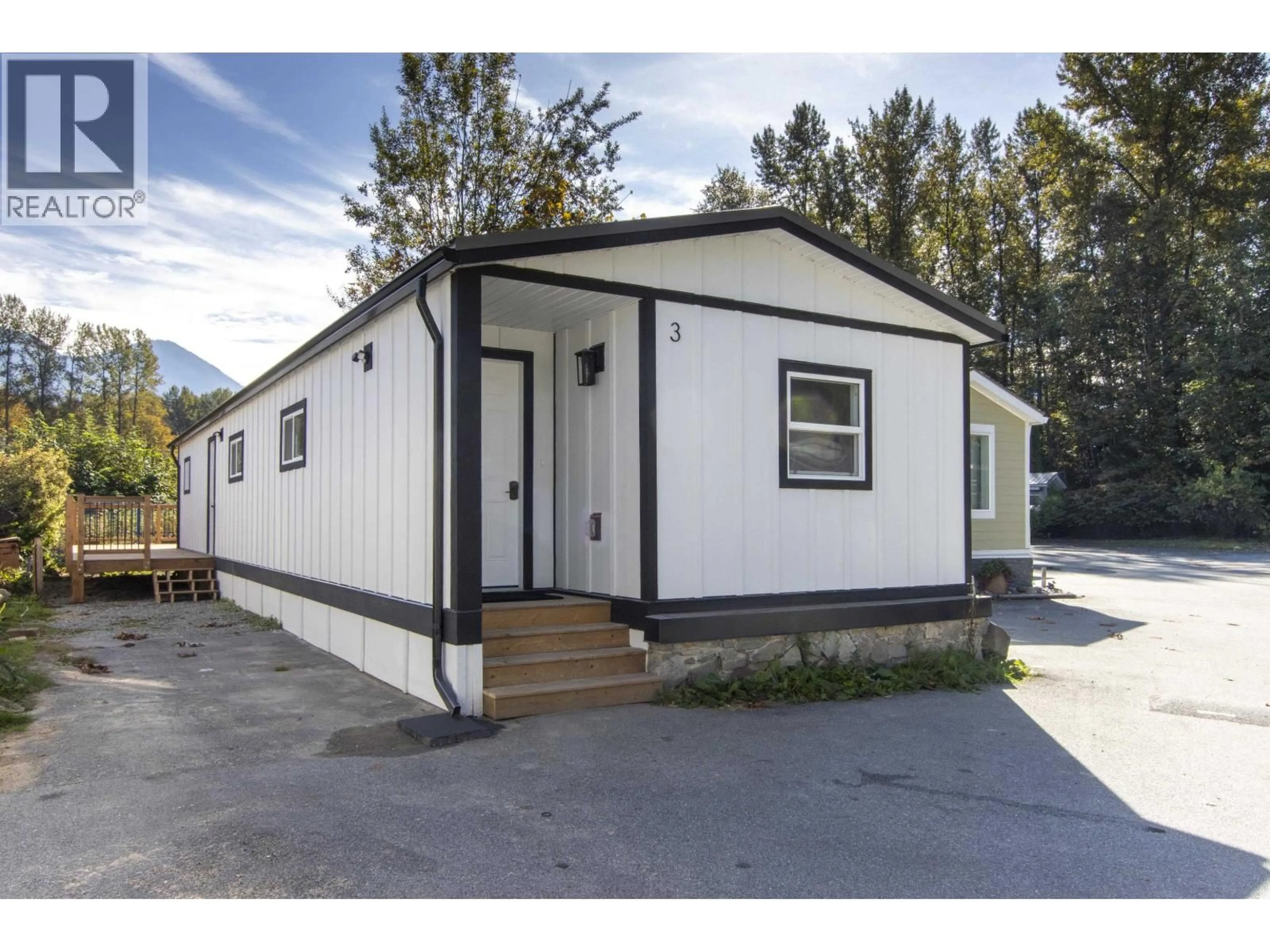 Home with vinyl exterior material, street for 3 - 39884 GOVERNMENT ROAD, Squamish British Columbia V8B0G3