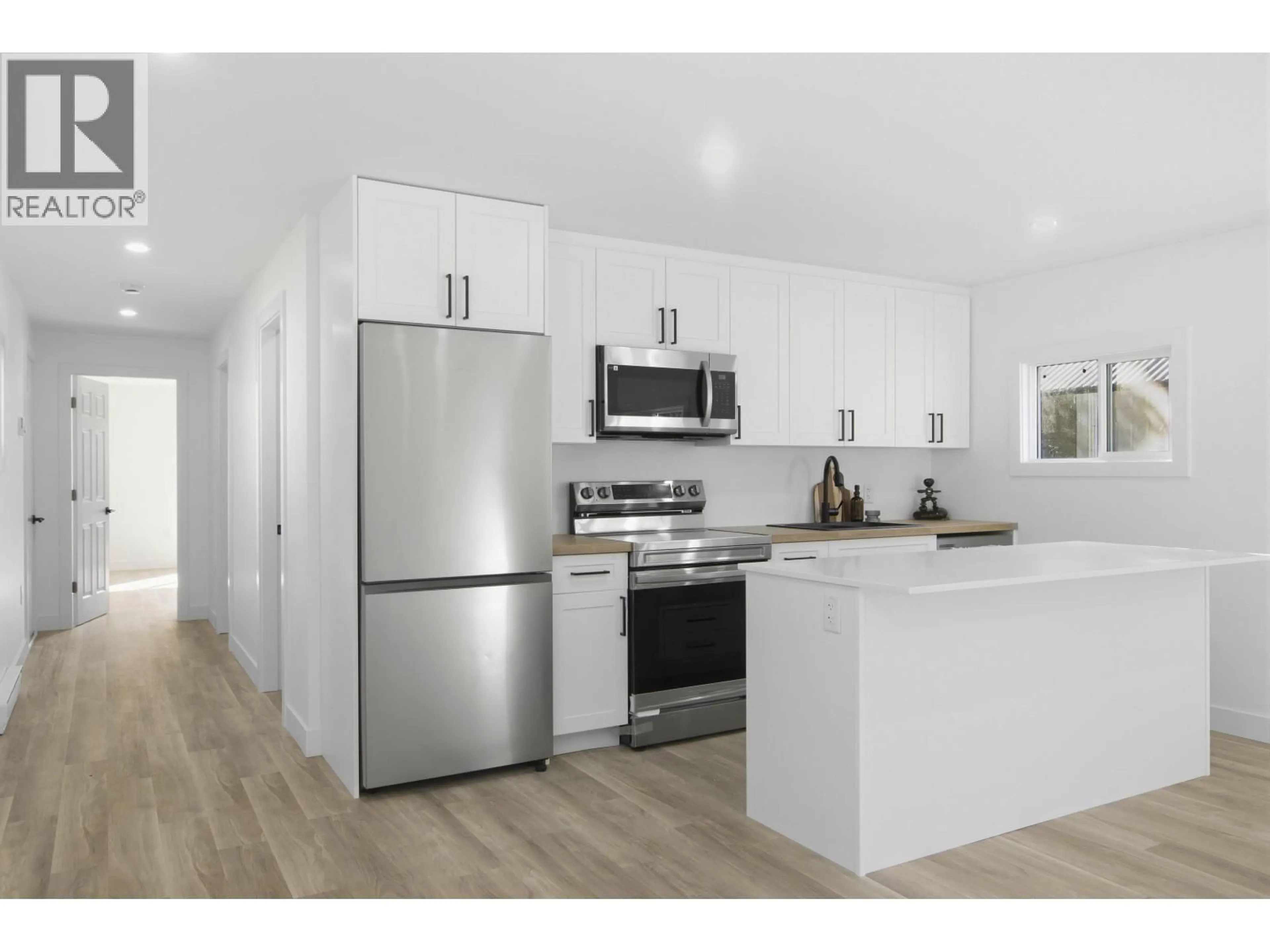 Open concept kitchen, wood/laminate floor for 3 - 39884 GOVERNMENT ROAD, Squamish British Columbia V8B0G3