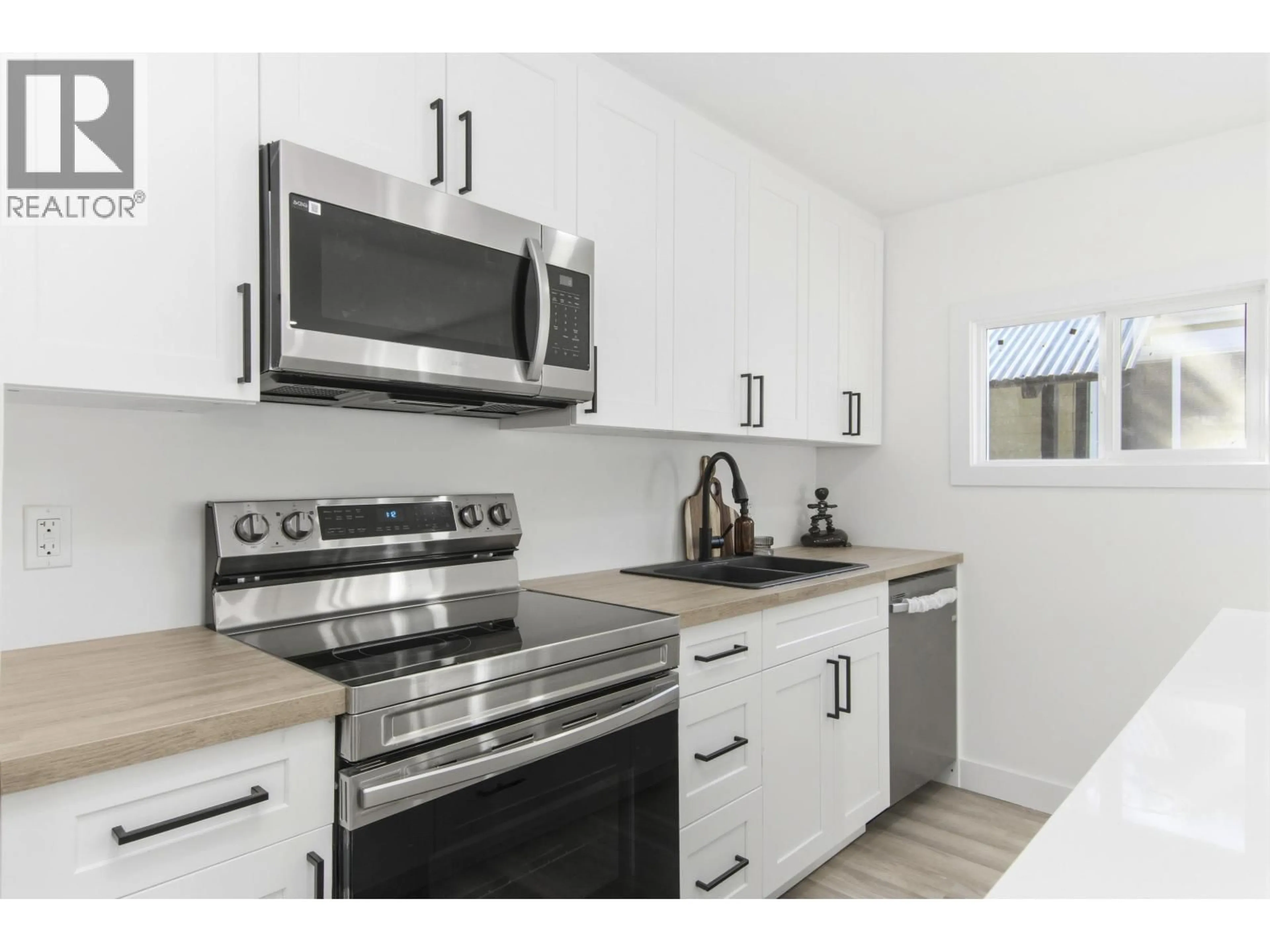 Standard kitchen, unknown for 3 - 39884 GOVERNMENT ROAD, Squamish British Columbia V8B0G3
