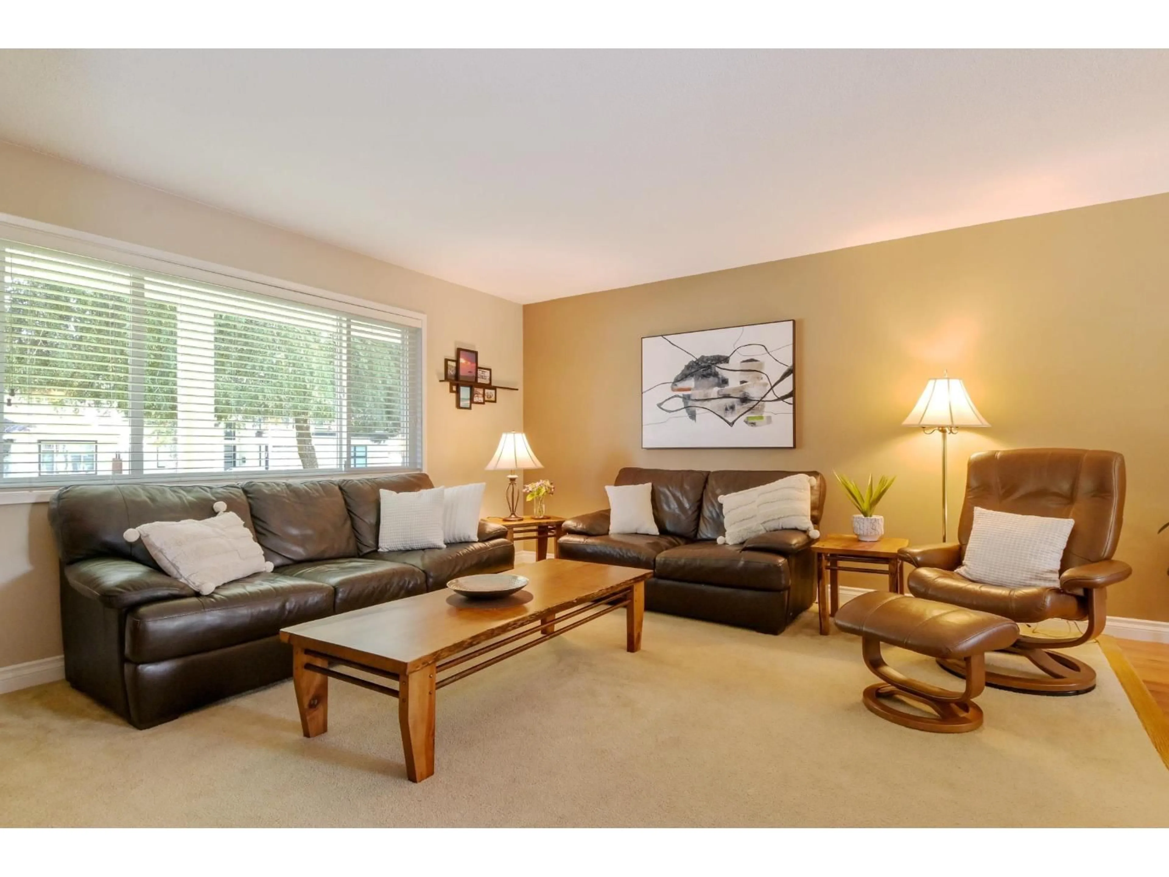 Living room with furniture, wood/laminate floor for 5930 135 STREET, Surrey British Columbia V3X1K9