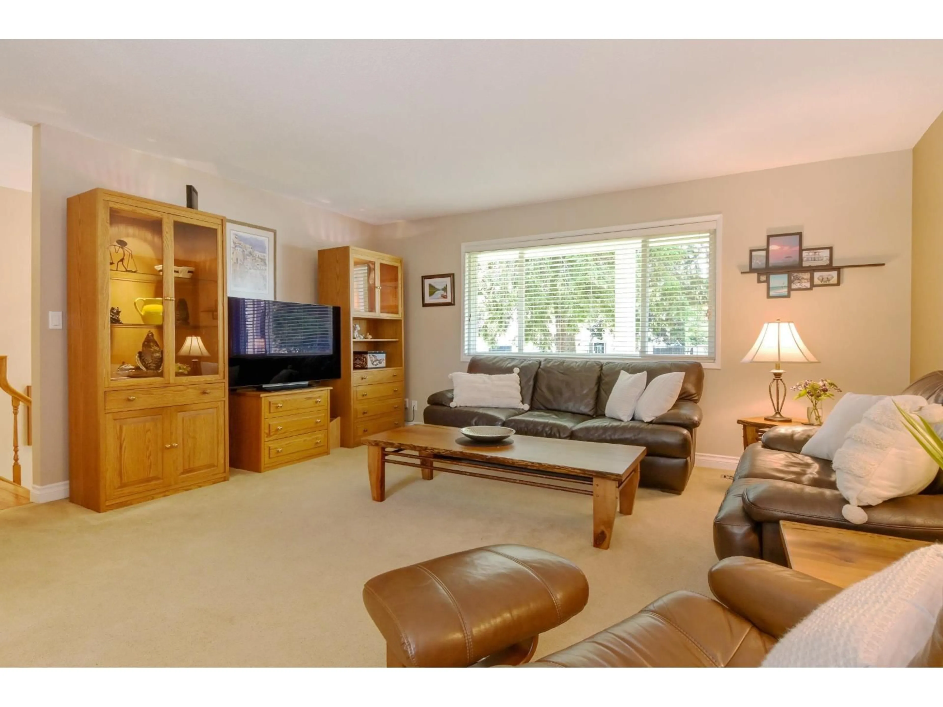 Living room with furniture, wood/laminate floor for 5930 135 STREET, Surrey British Columbia V3X1K9