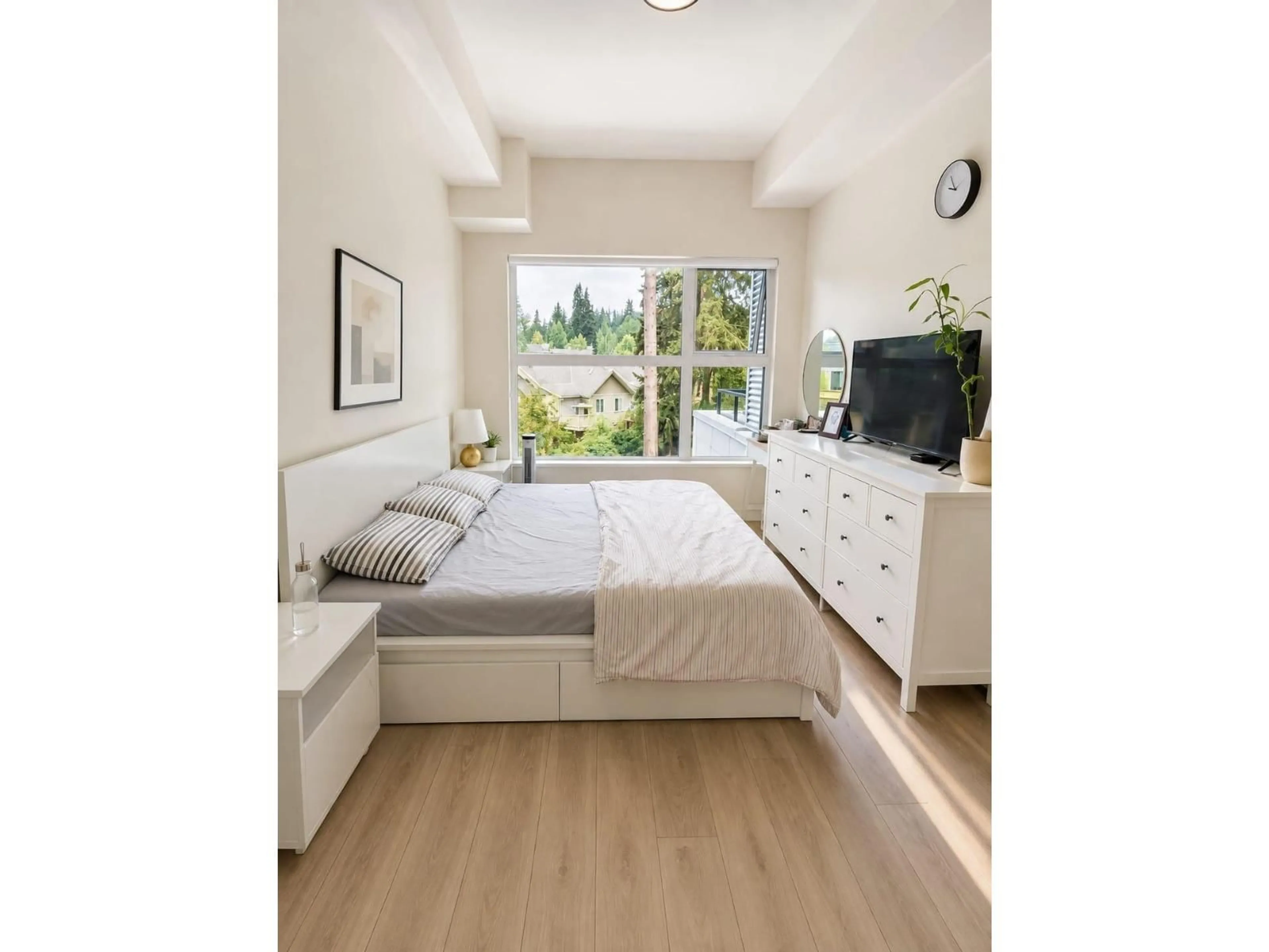 Bedroom with bed, wood/laminate floor for 440 - 2635 KING GEORGE BOULEVARD, Surrey British Columbia V4P0H7