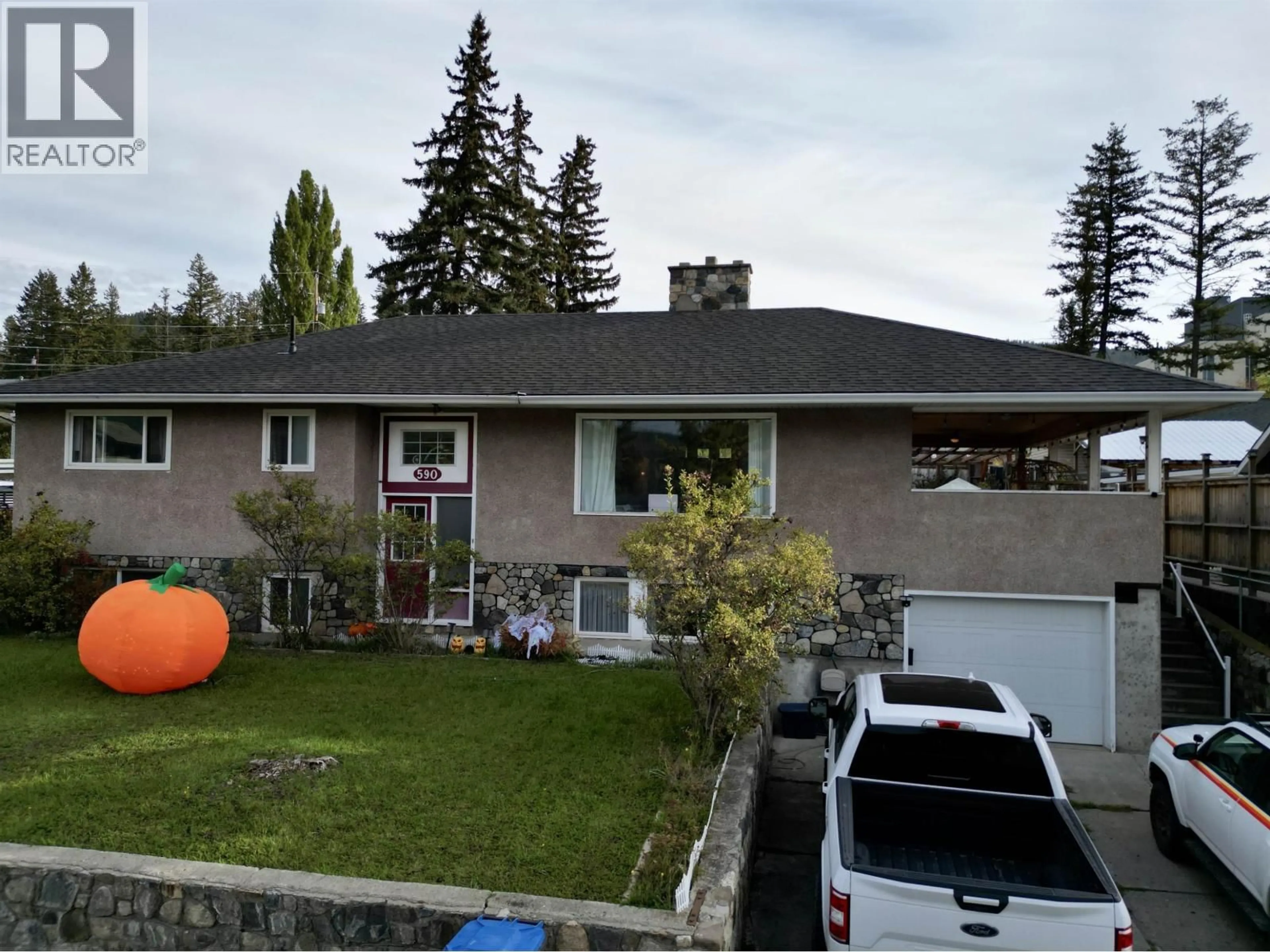 A pic from outside/outdoor area/front of a property/back of a property/a pic from drone, street for 590 PIGEON AVENUE, Williams Lake British Columbia V2G2A9