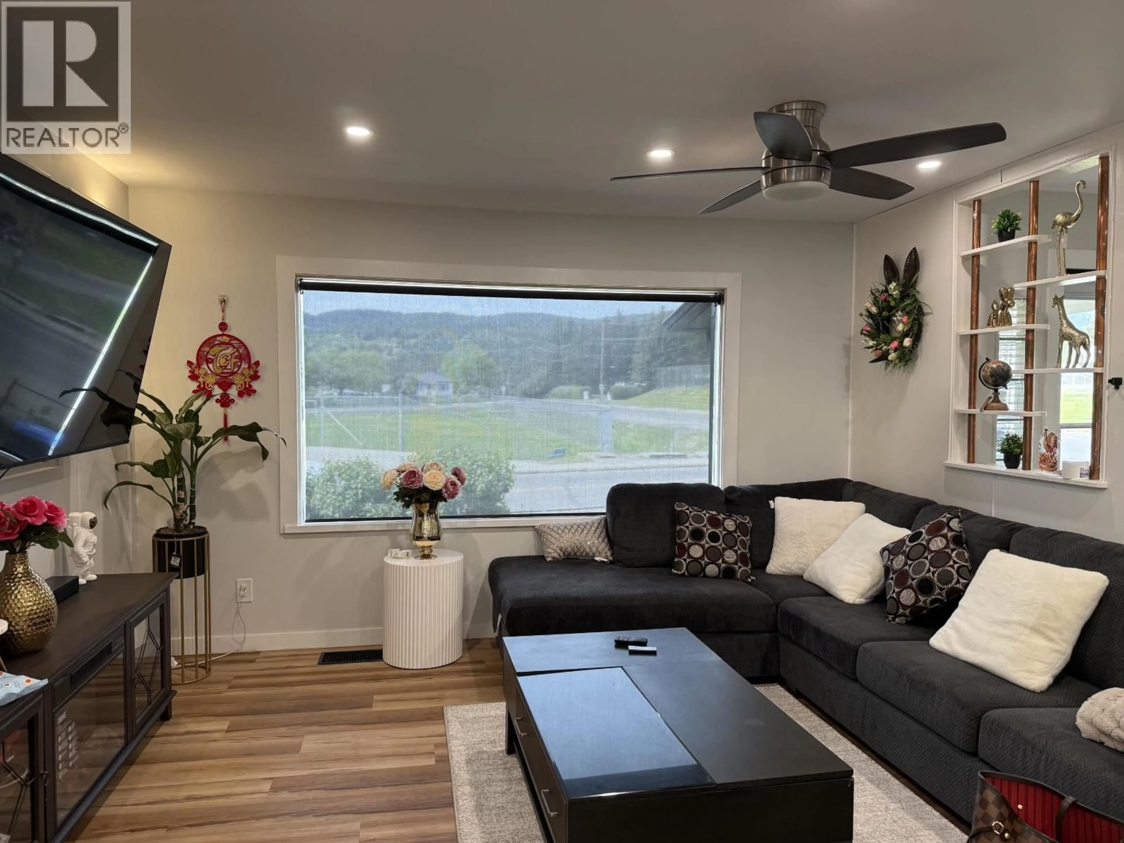 Living room with furniture, wood/laminate floor for 390 THIRD AVENUE, Williams Lake British Columbia V2G2A8