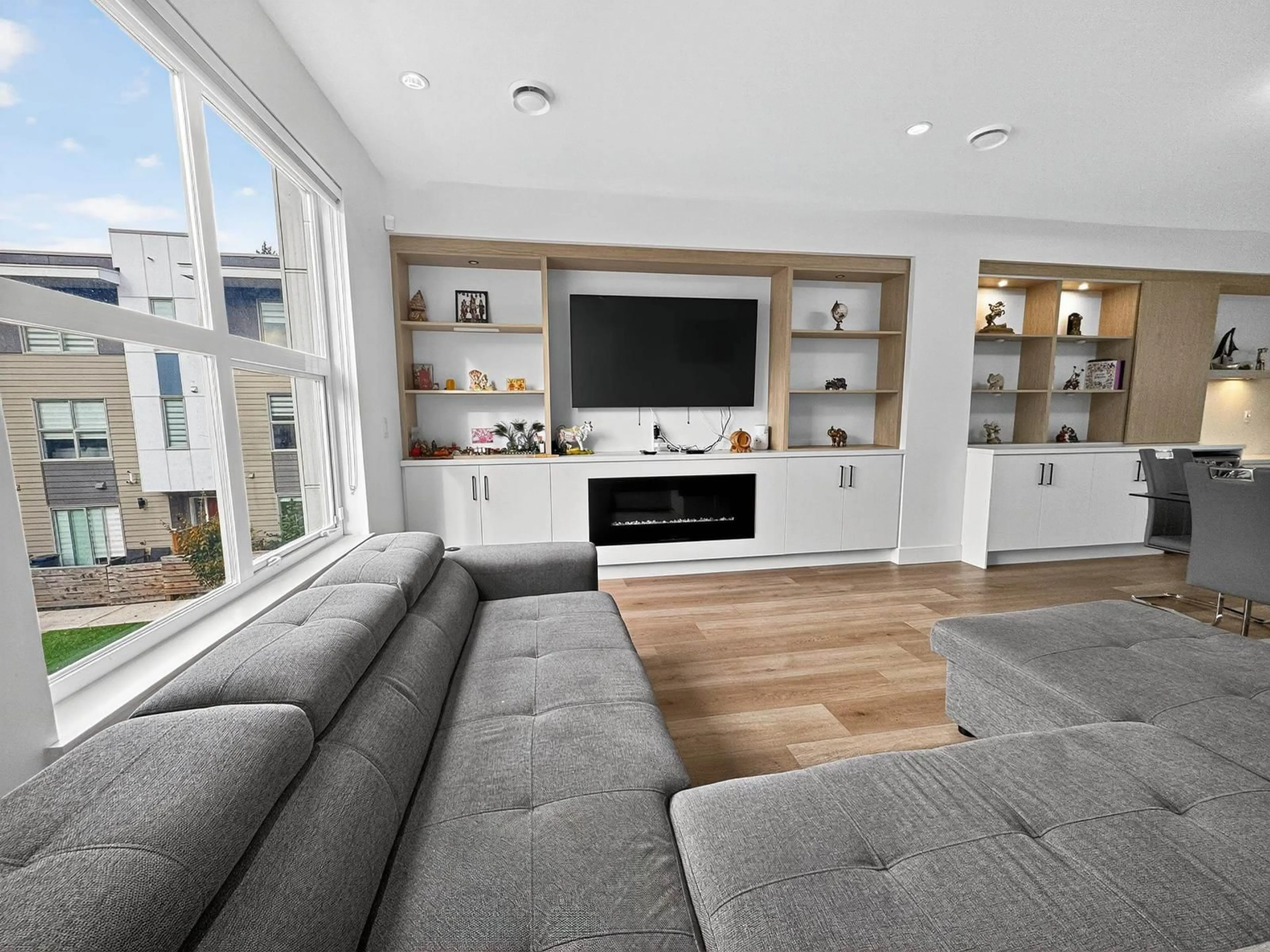 Living room with furniture, wood/laminate floor for 30 - 12585 104A AVENUE, Surrey British Columbia V3V0G7