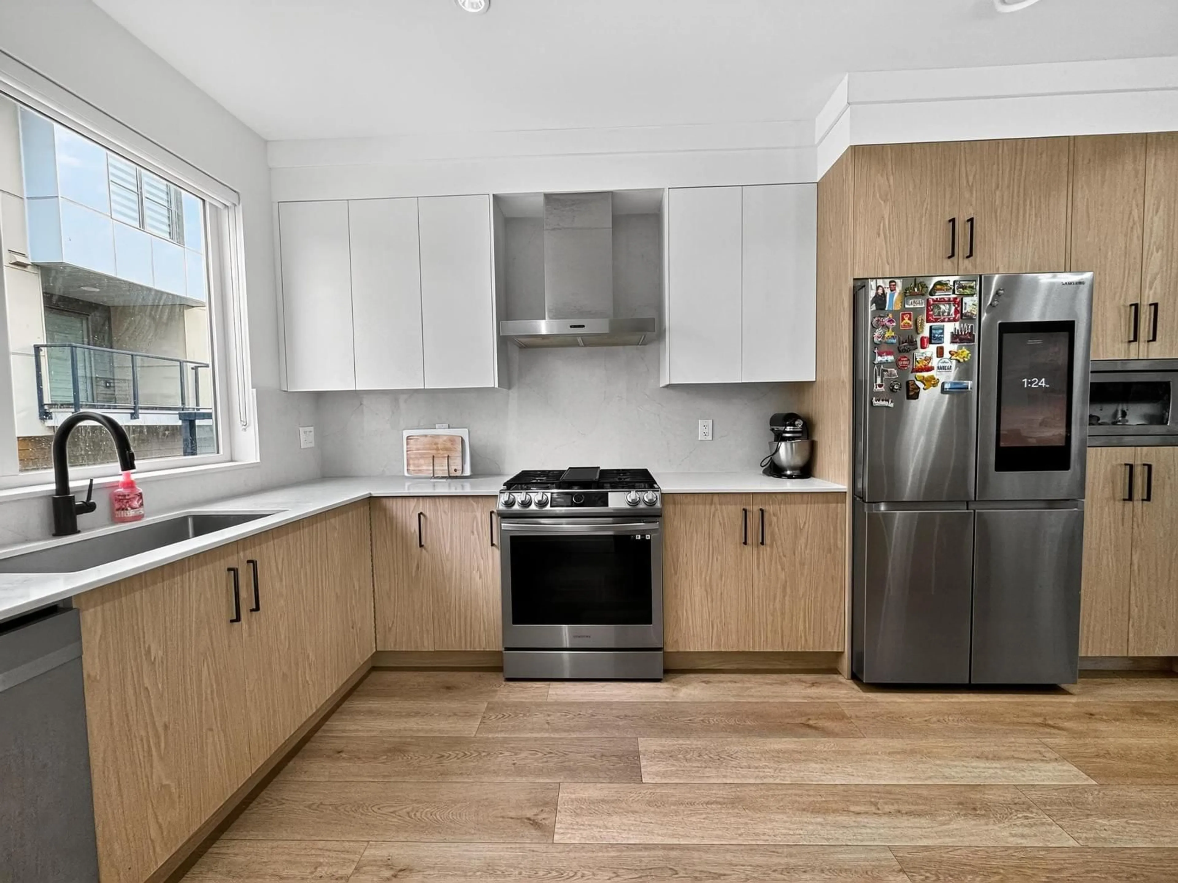 Contemporary kitchen, wood/laminate floor for 30 - 12585 104A AVENUE, Surrey British Columbia V3V0G7