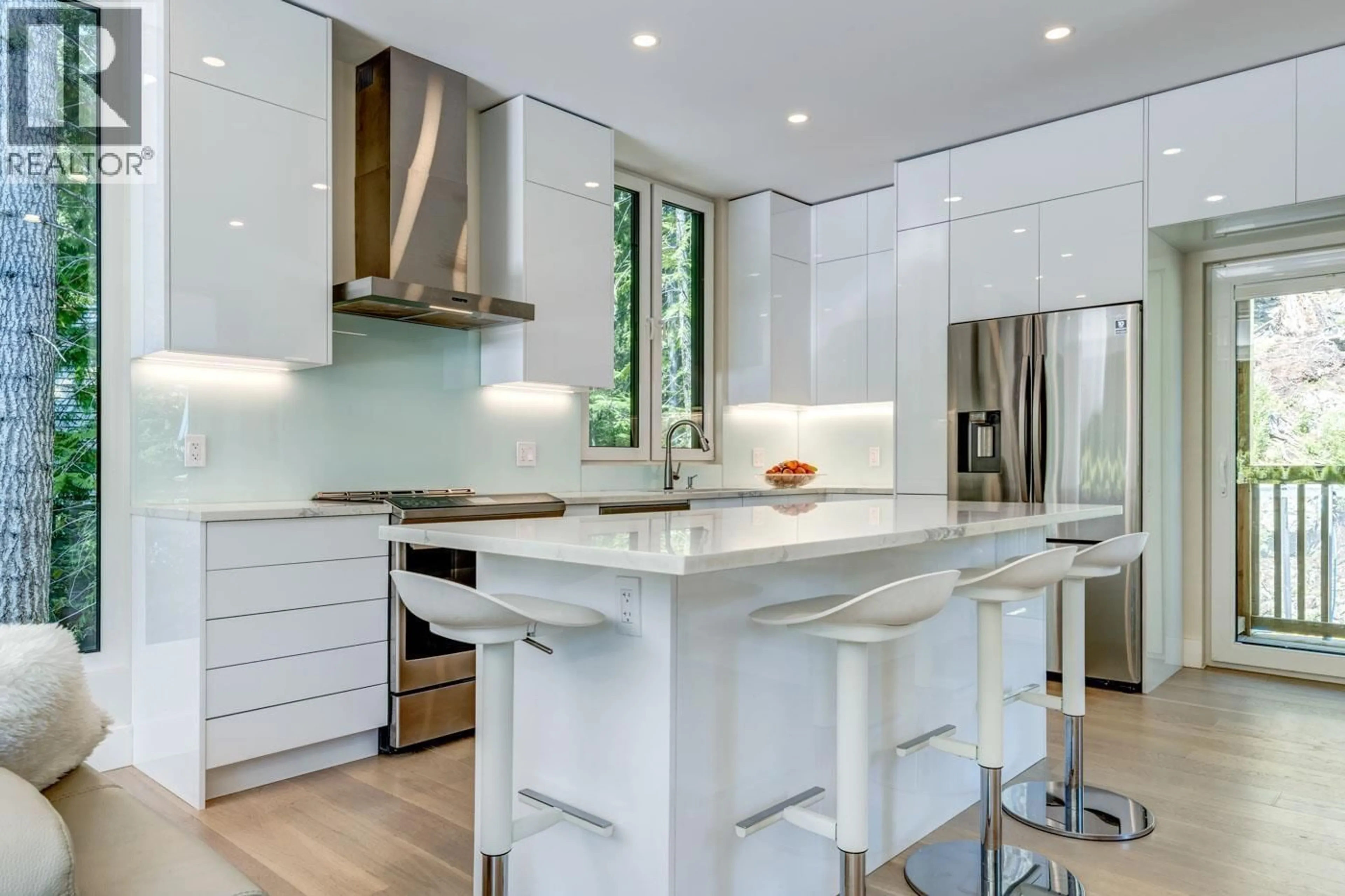Contemporary kitchen, unknown for 9391 EMERALD DRIVE, Whistler British Columbia V8E0G5