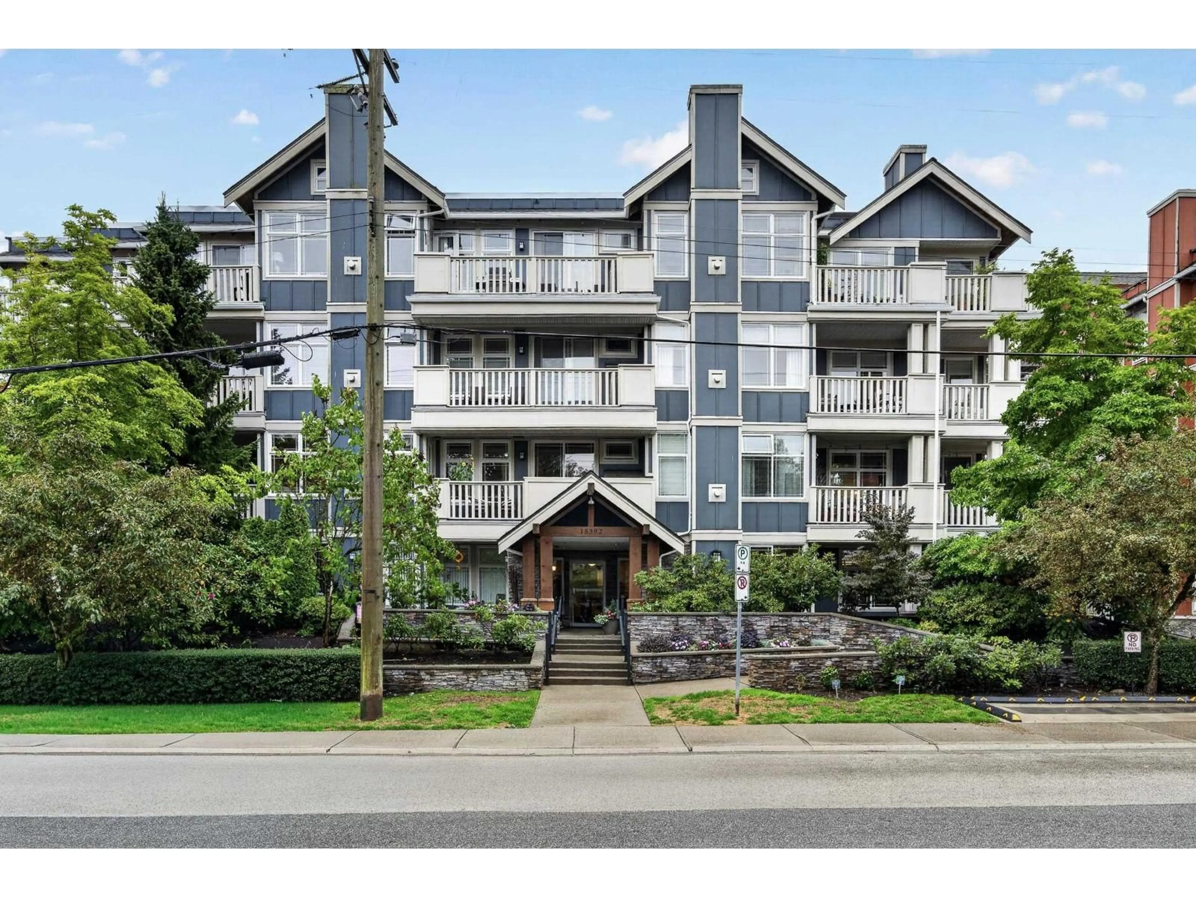 Indoor foyer for 215 - 15392 16A AVENUE, Surrey British Columbia V4A1S9