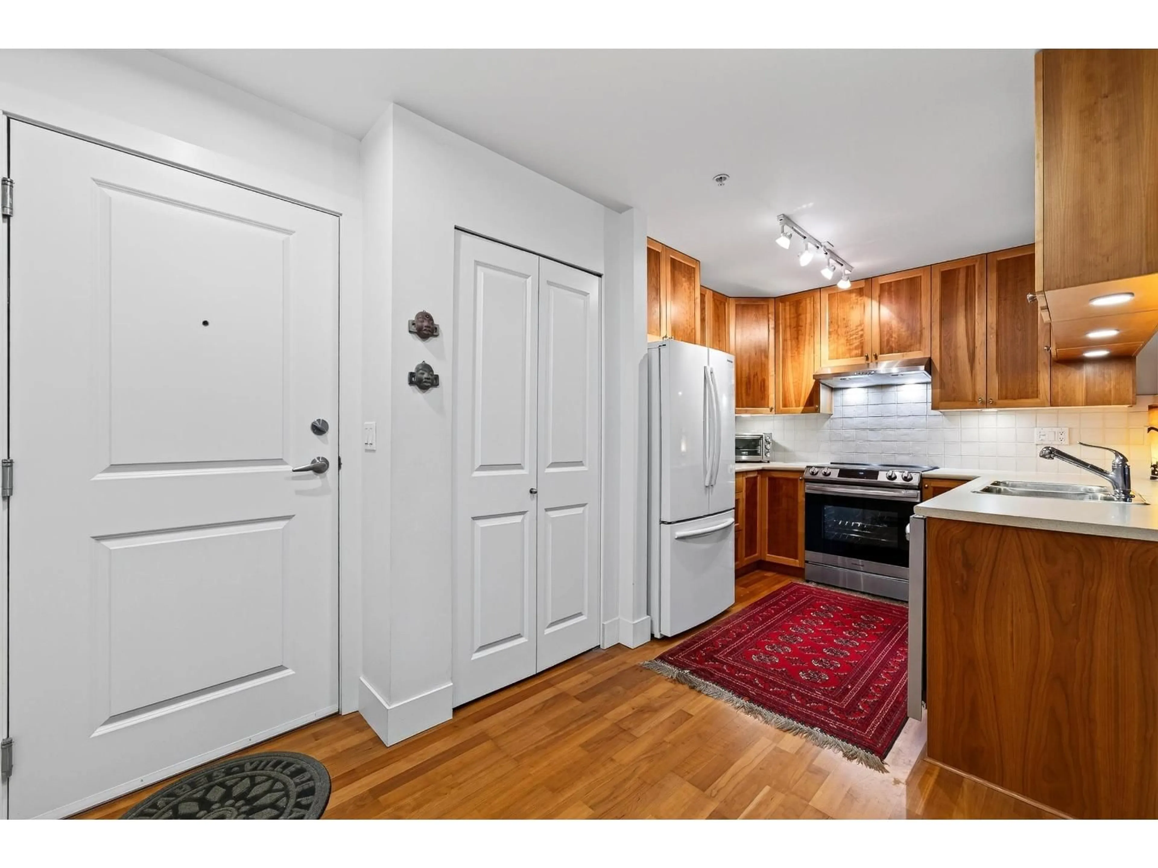 Standard kitchen, unknown for 215 - 15392 16A AVENUE, Surrey British Columbia V4A1S9