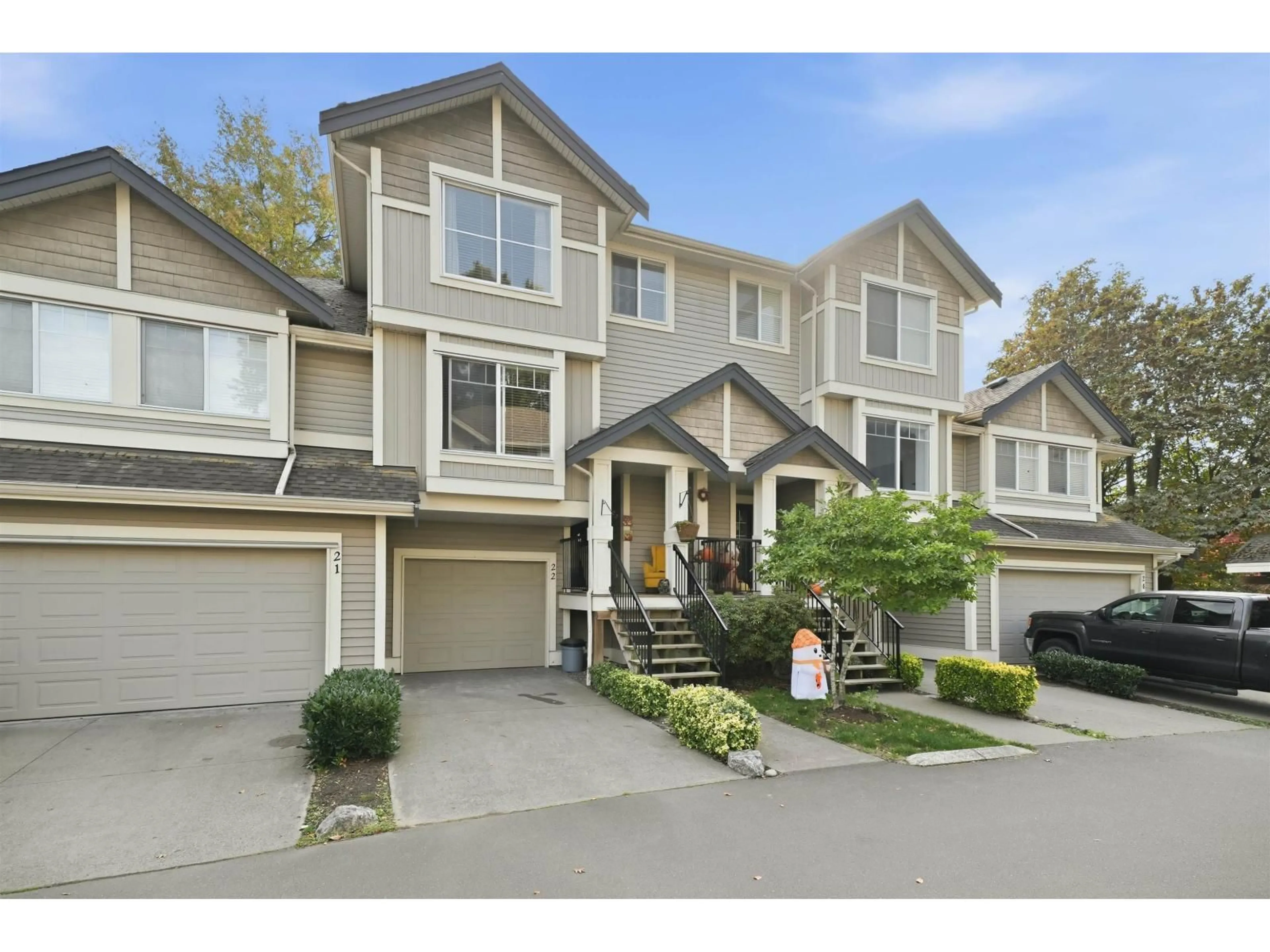 Home with vinyl exterior material, street for 22 - 45550 SHAWNIGAN CRESCENT, Chilliwack British Columbia V2R5Y1
