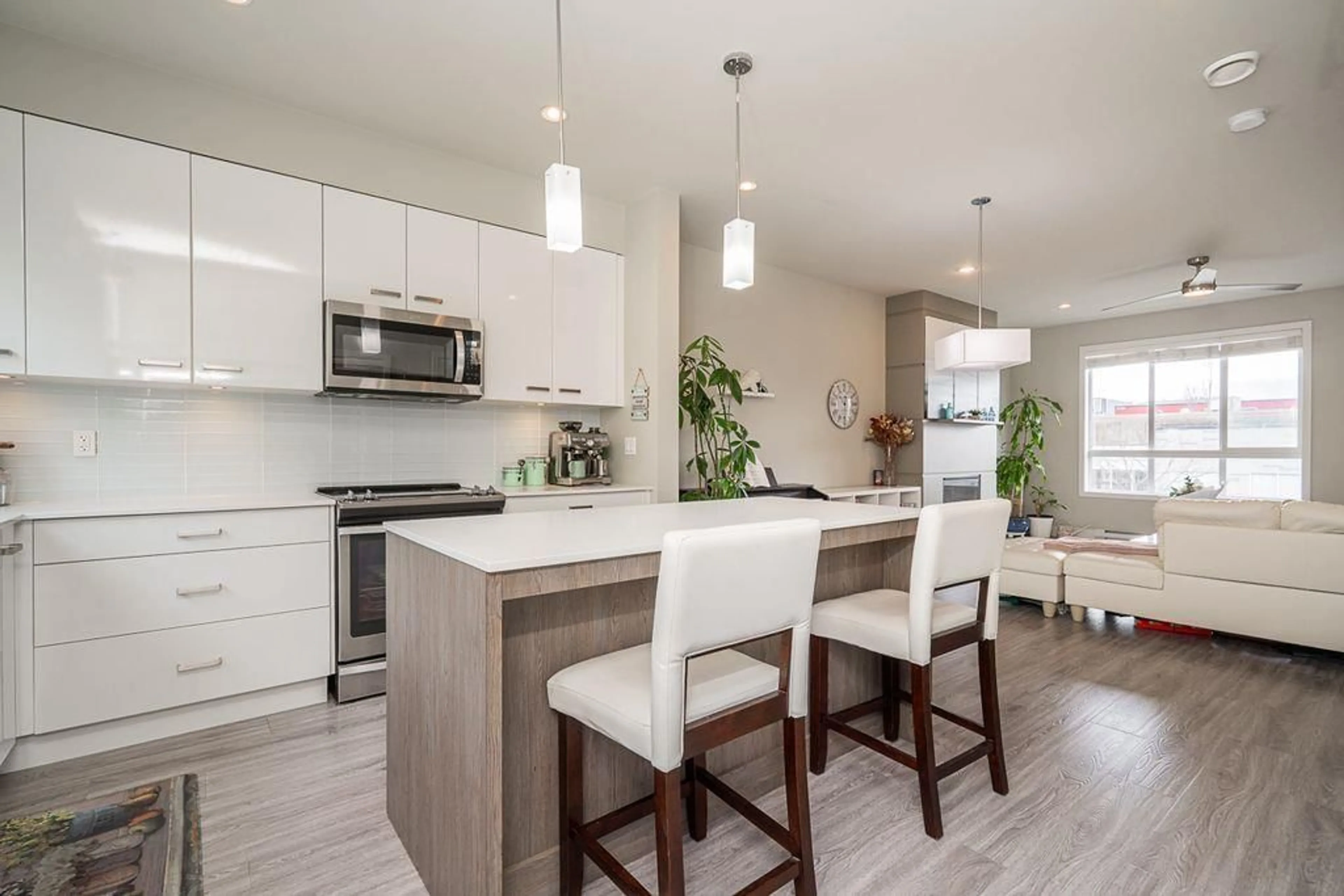 Open concept kitchen, unknown for 10 - 1938 NORTH PARALLEL ROAD, Abbotsford British Columbia V3G0H1