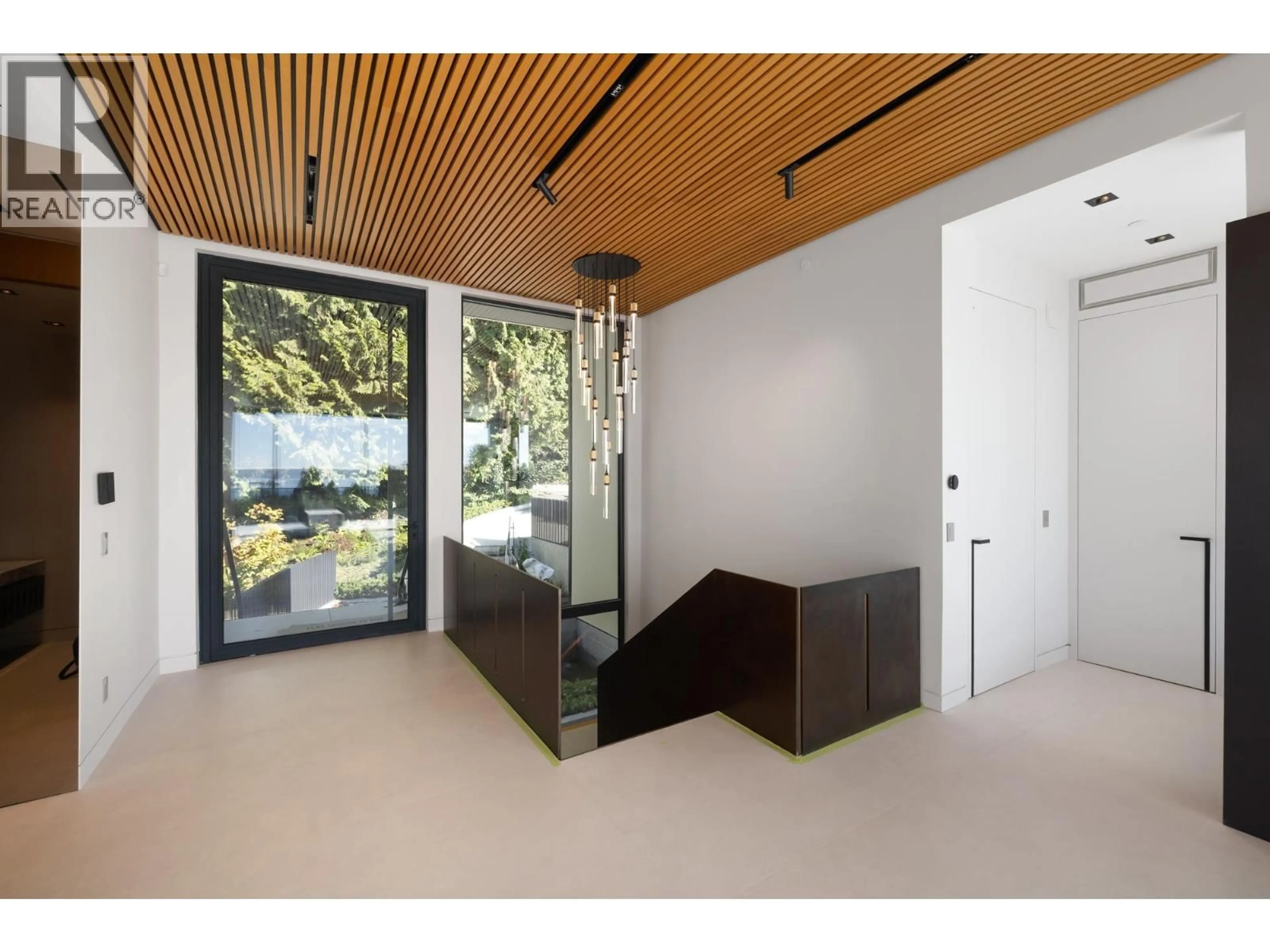 Indoor foyer for 2484 OTTAWA AVENUE, West Vancouver British Columbia V7V2T1