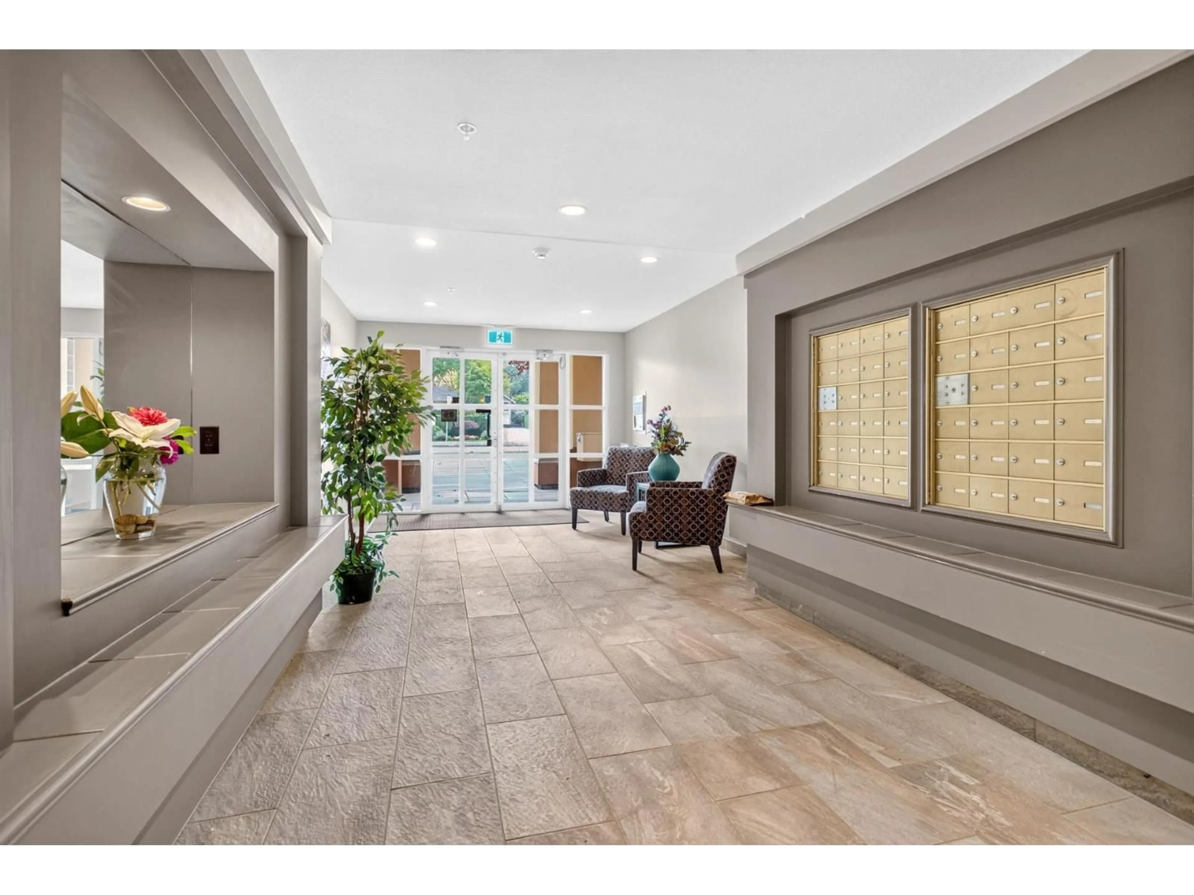 Indoor foyer for 208 - 15155 22 AVENUE, Surrey British Columbia V4A9T4