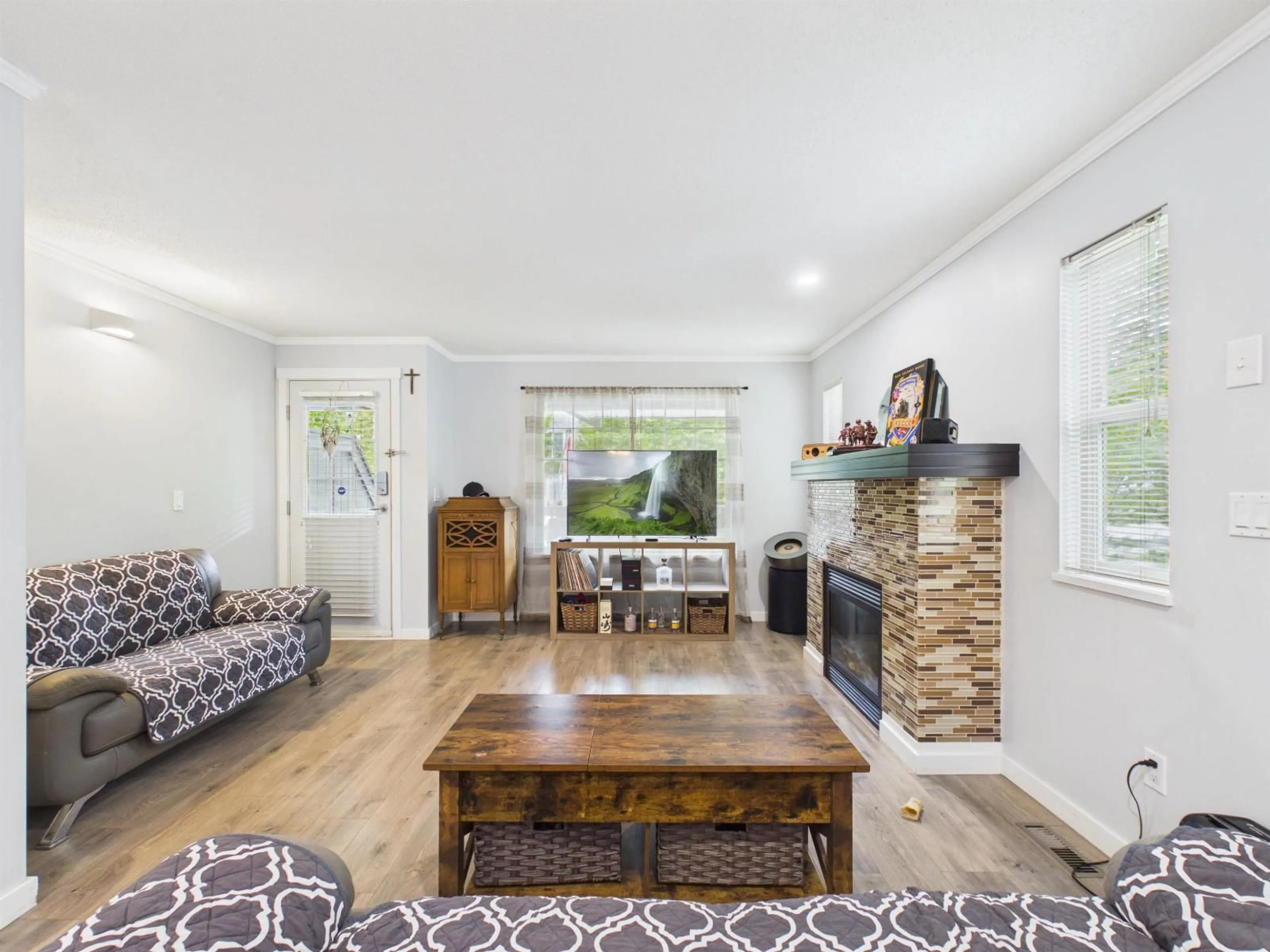 Living room with furniture, wood/laminate floor for 13 - 19250 65TH AVENUE, Surrey British Columbia V4N5R7