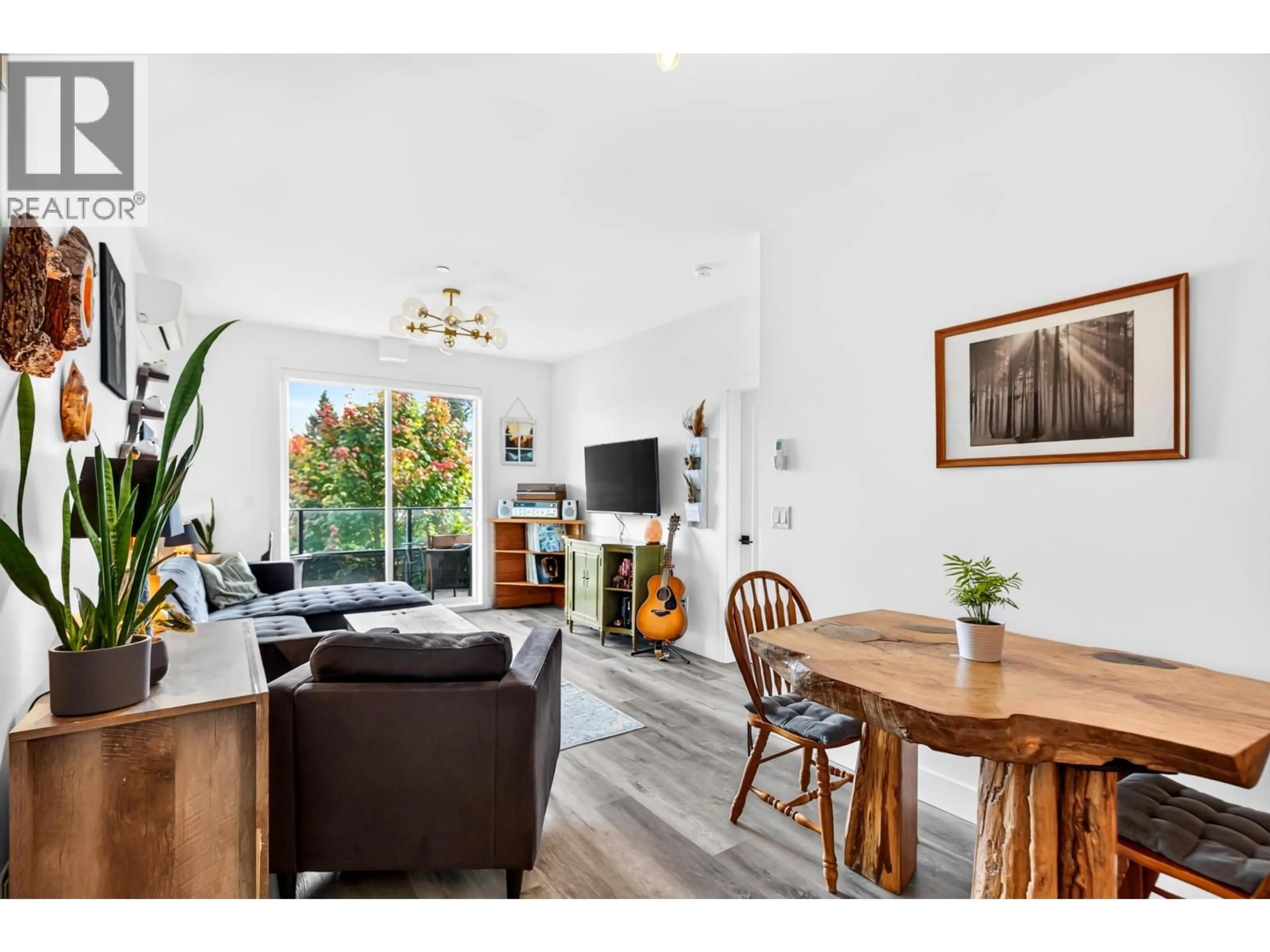 Living room with furniture, wood/laminate floor for 318 - 12320 222 STREET, Maple Ridge British Columbia V2X4K8