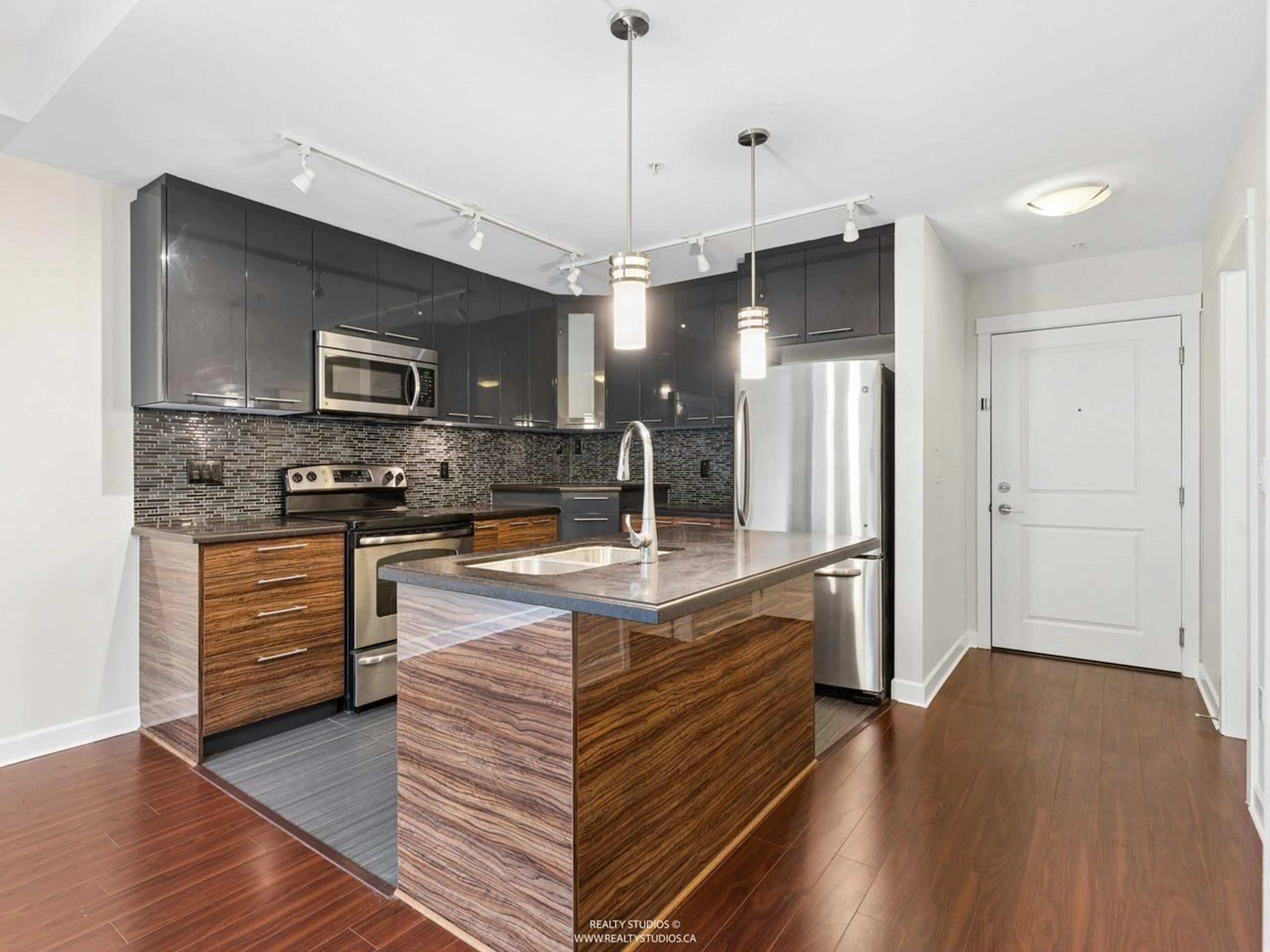 Open concept kitchen, unknown for 223 - 12039 64 AVENUE, Surrey British Columbia V3W0R7