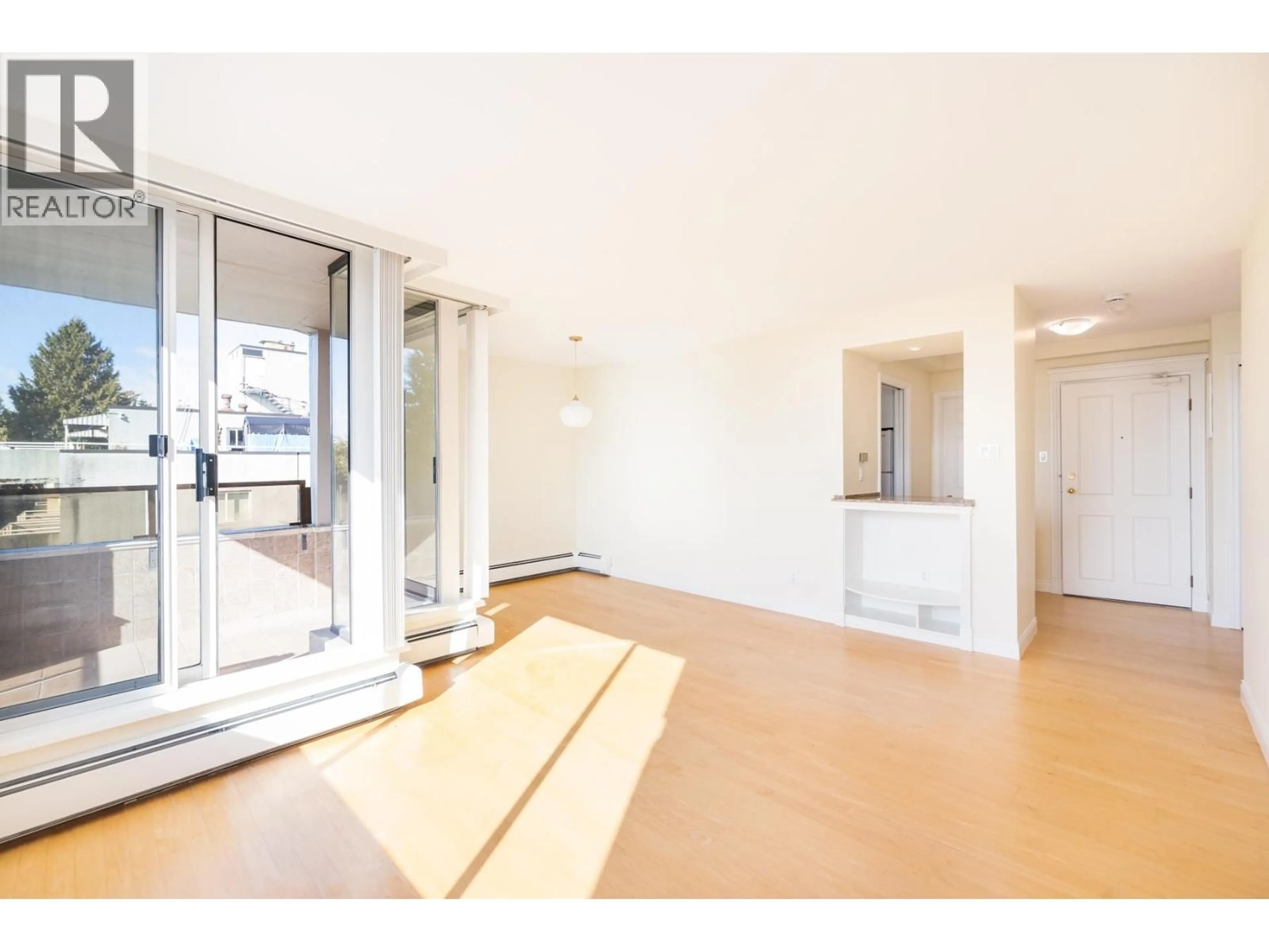 Indoor foyer for 703 - 1737 DUCHESS AVENUE, West Vancouver British Columbia V7V1P8