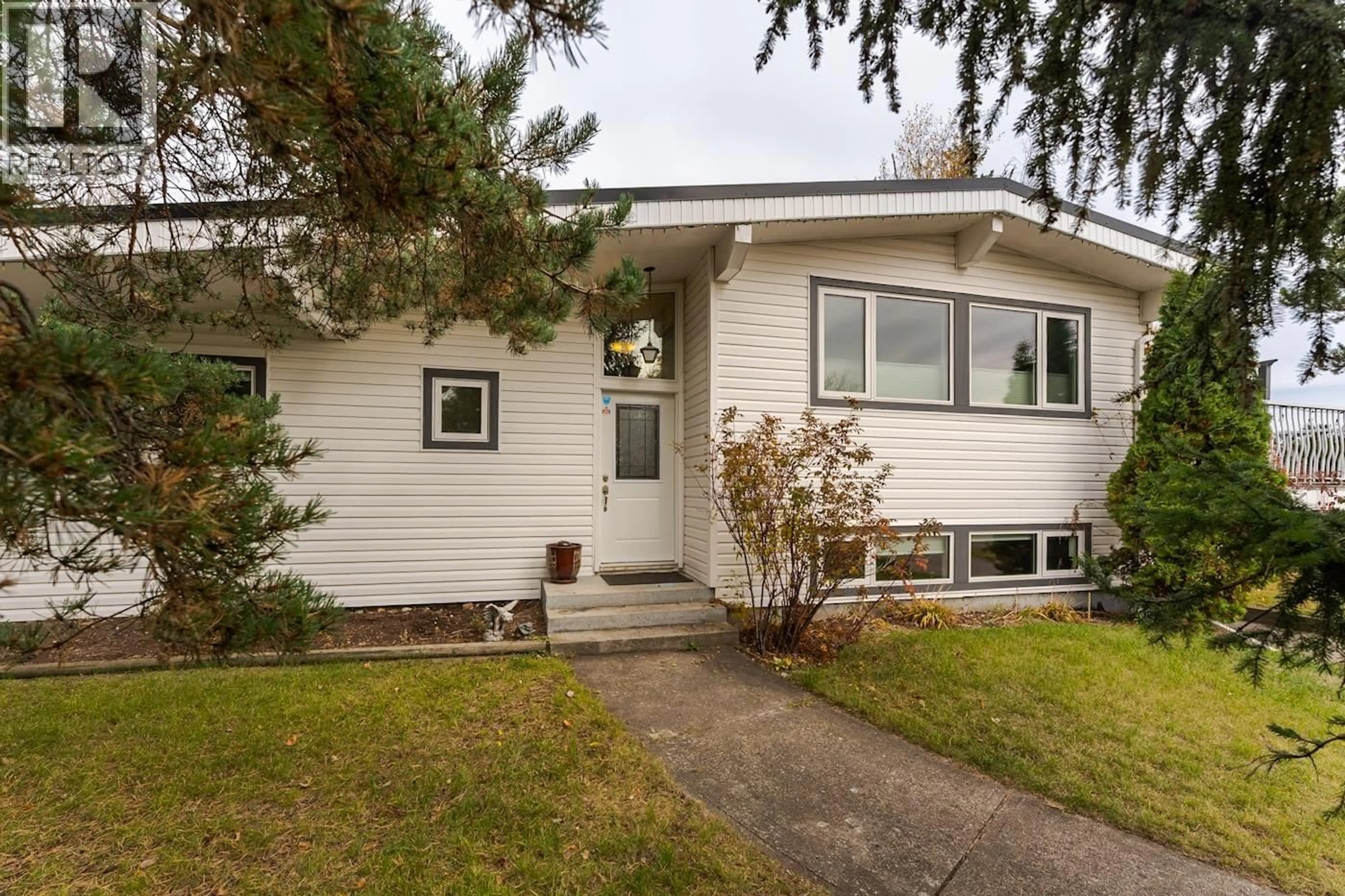 Home with vinyl exterior material, street for 181 GORDON CRESCENT, Prince George British Columbia V2M4R2