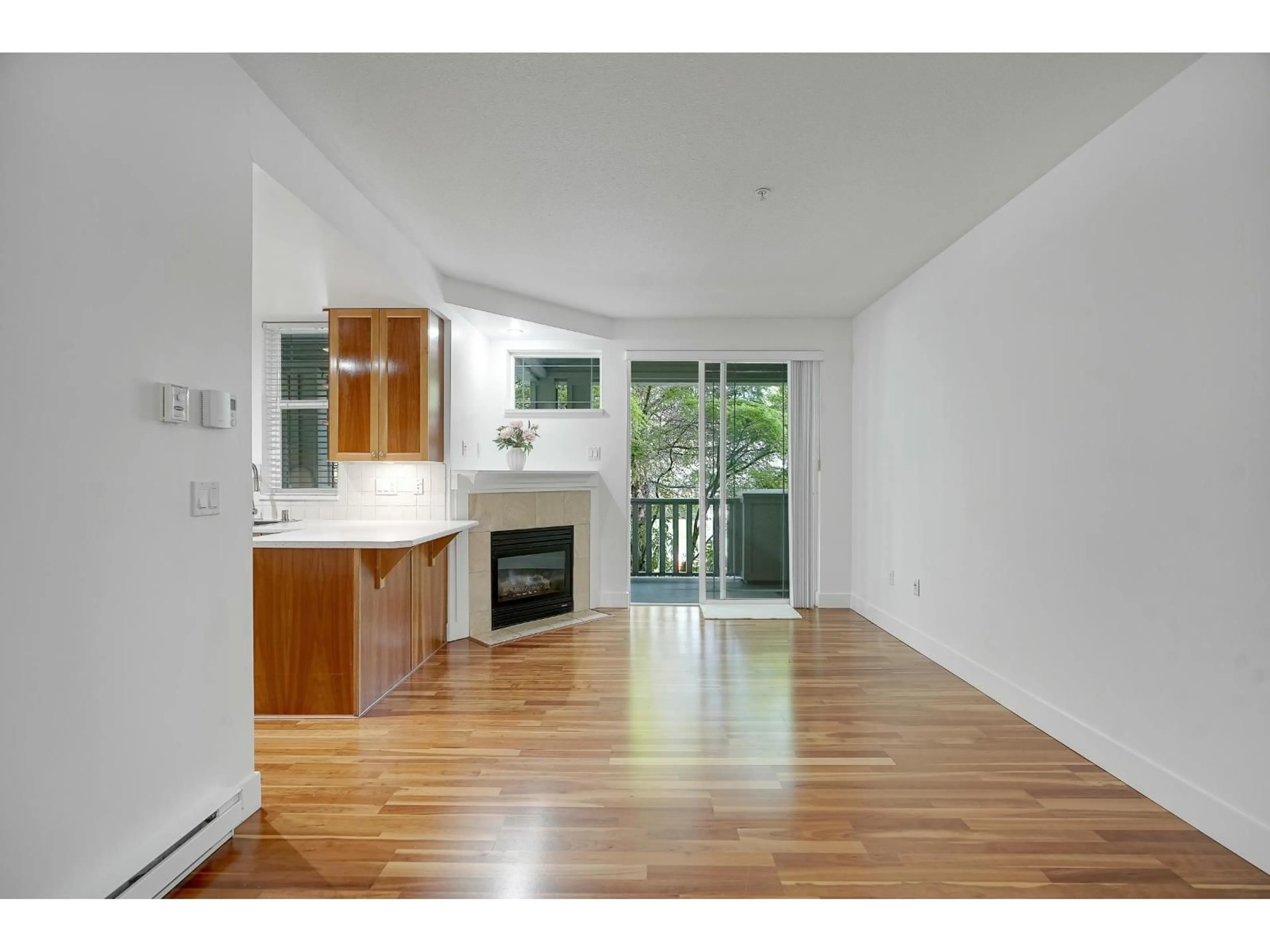 Open concept kitchen, wood/laminate floor for 211 - 15350 16A AVENUE, Surrey British Columbia V4A1S9