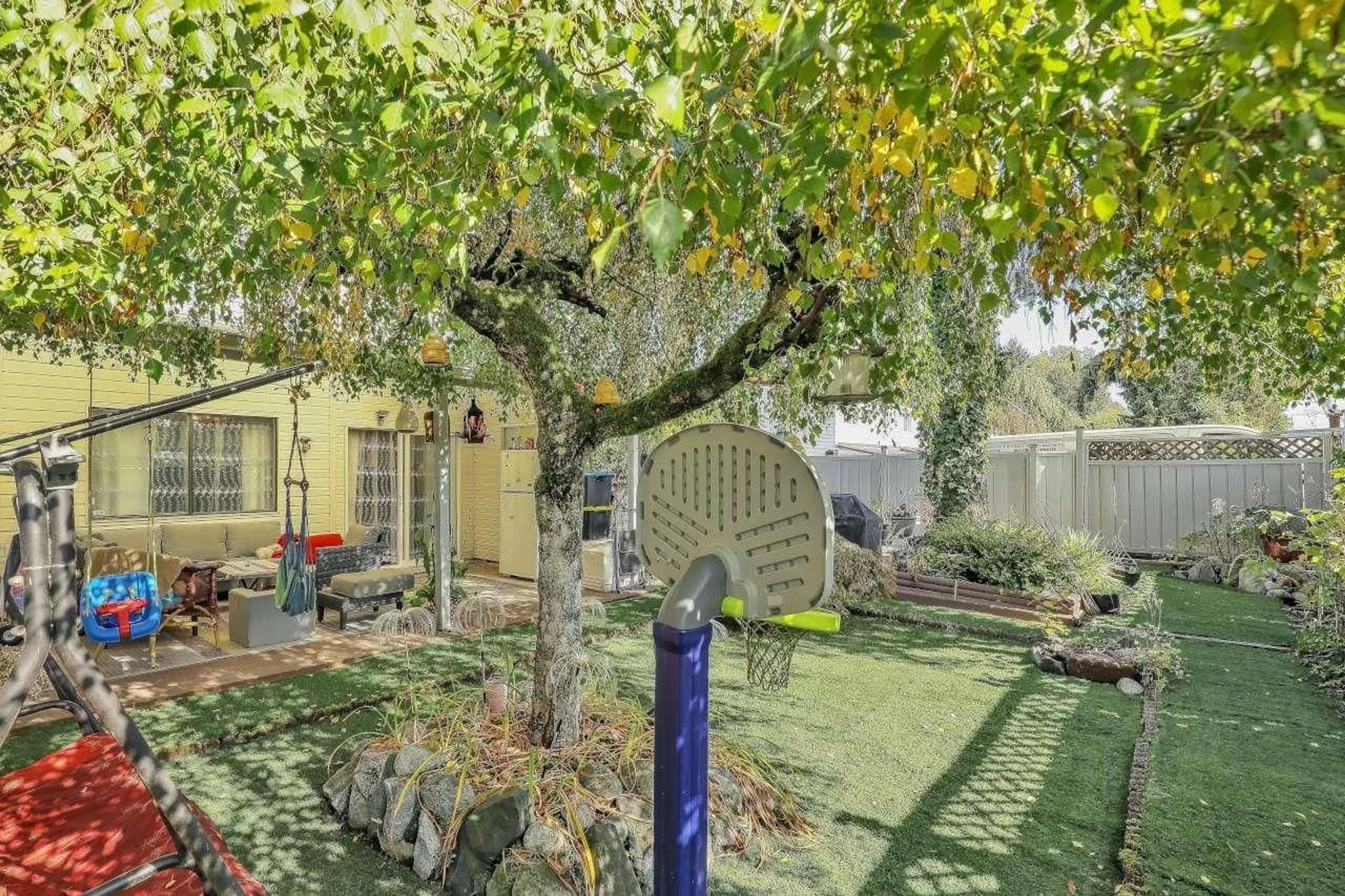 A pic from outside/outdoor area/front of a property/back of a property/a pic from drone, street for 43 - 8555 KING GEORGE BOULEVARD, Surrey British Columbia V3W5C3