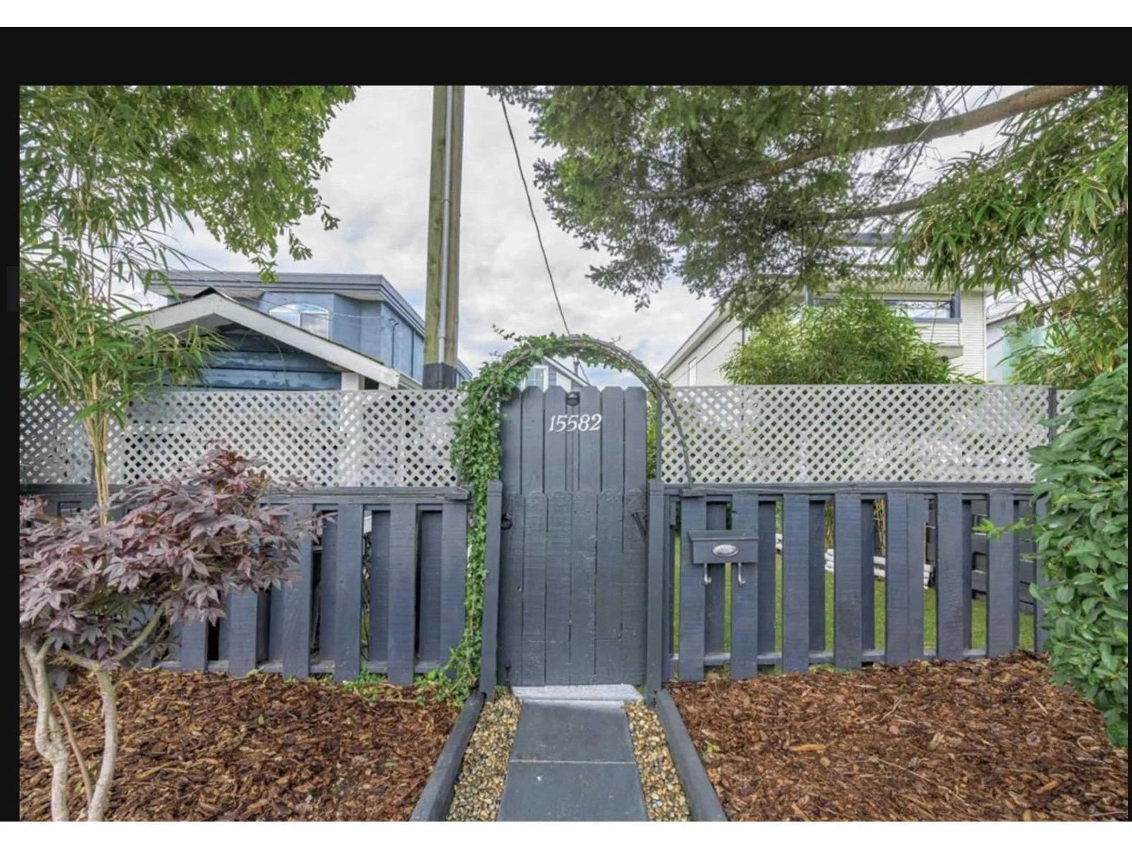 A pic from outside/outdoor area/front of a property/back of a property/a pic from drone, street for 15582 VICTORIA AVENUE, White Rock British Columbia V4B1H7