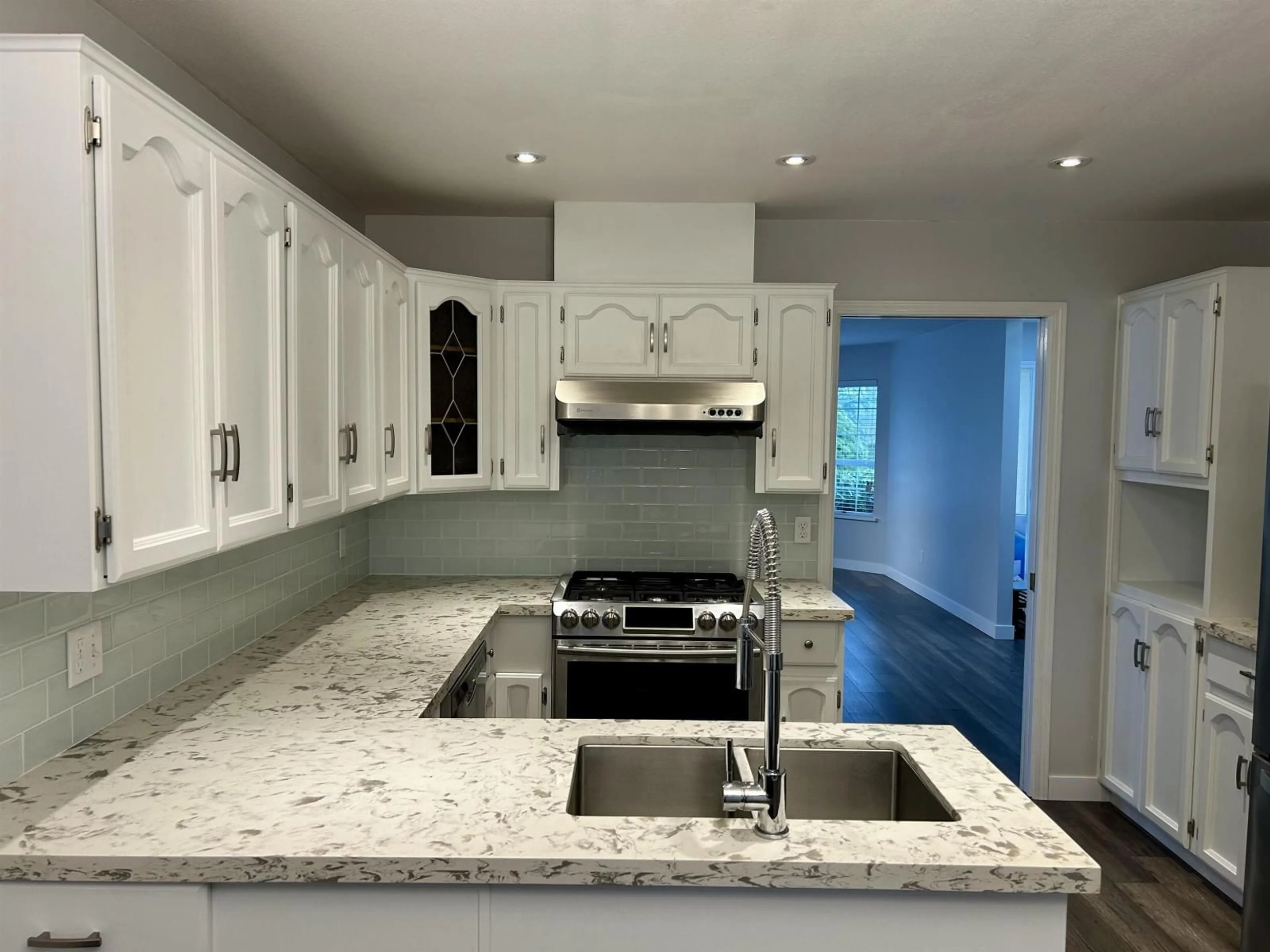Open concept kitchen, ceramic/tile floor for 9419 159 STREET, Surrey British Columbia V4N3B9