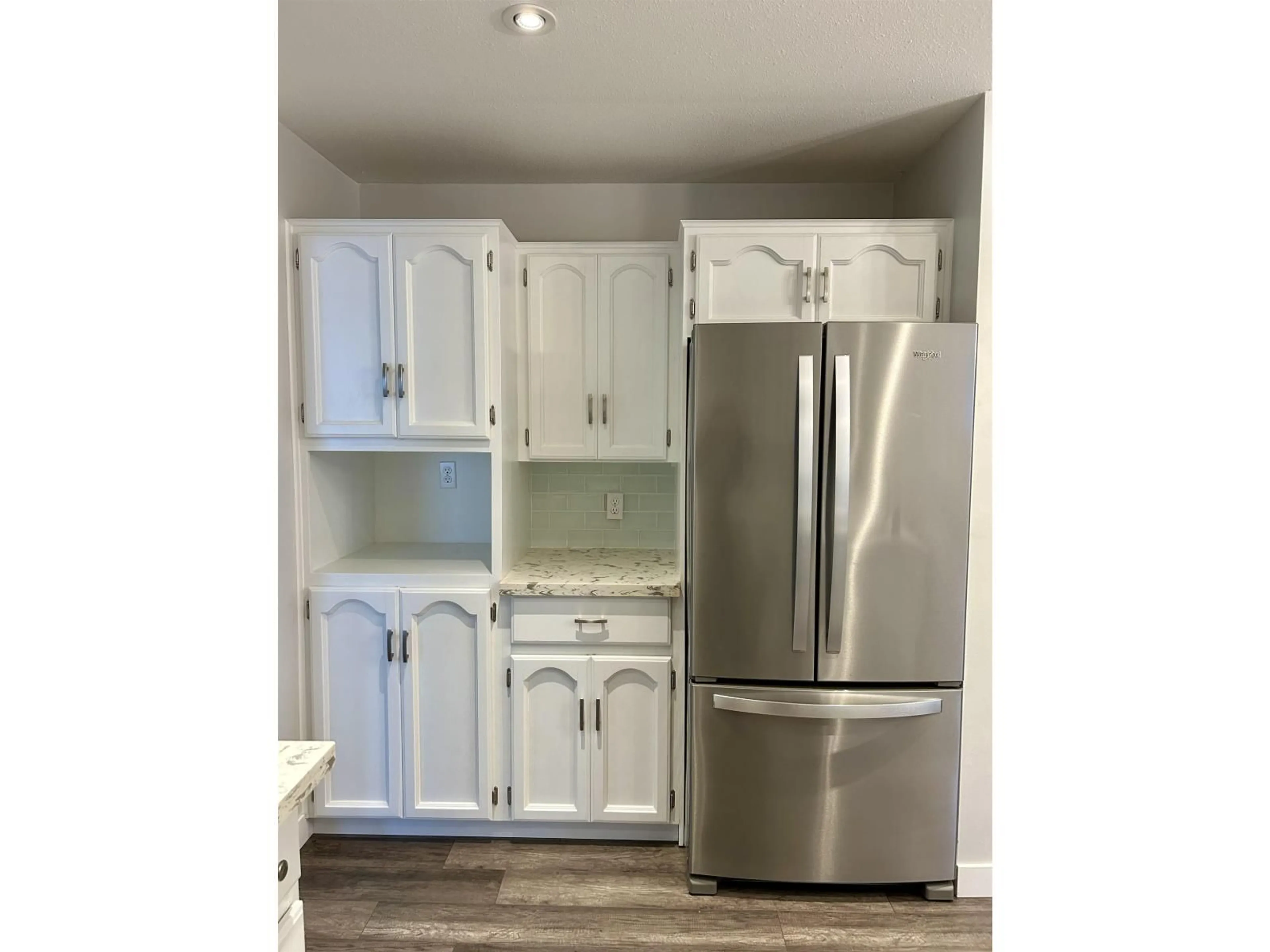 Open concept kitchen, wood/laminate floor for 9419 159 STREET, Surrey British Columbia V4N3B9
