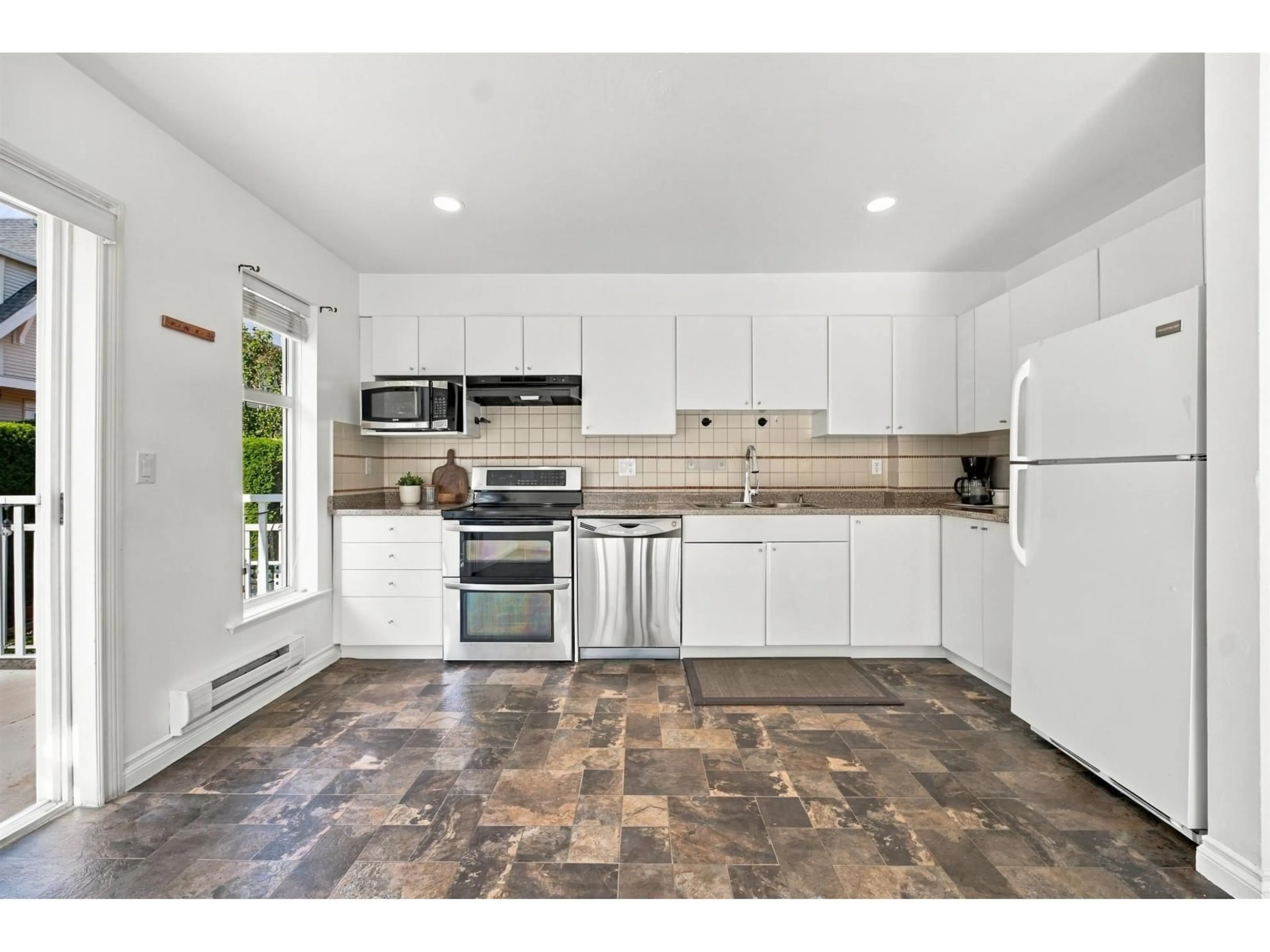 Open concept kitchen, ceramic/tile floor for 62 - 6450 199 STREET, Langley British Columbia V2Y2X1