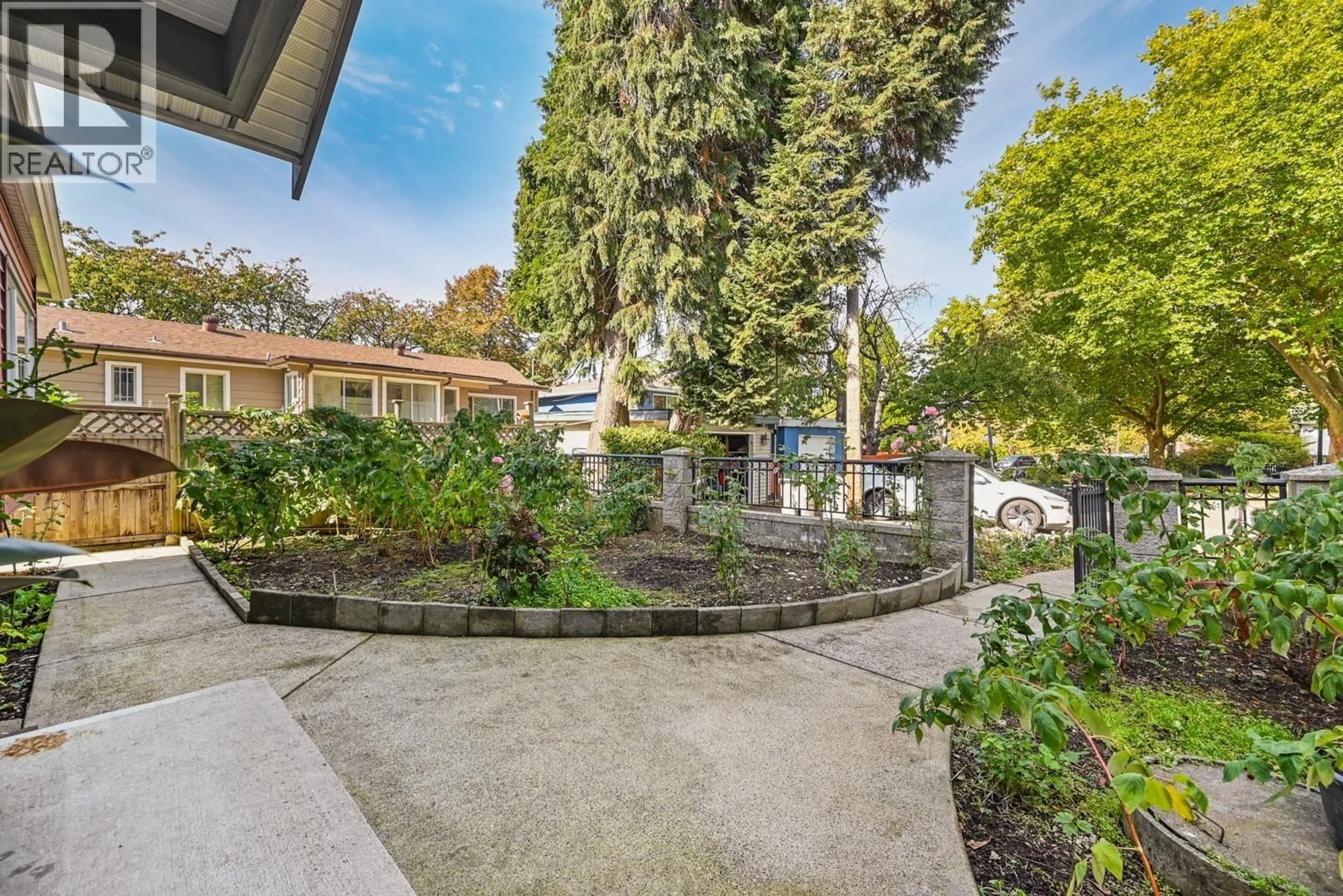 Patio, street for 2410 E 19TH AVENUE, Vancouver British Columbia V5M2R9