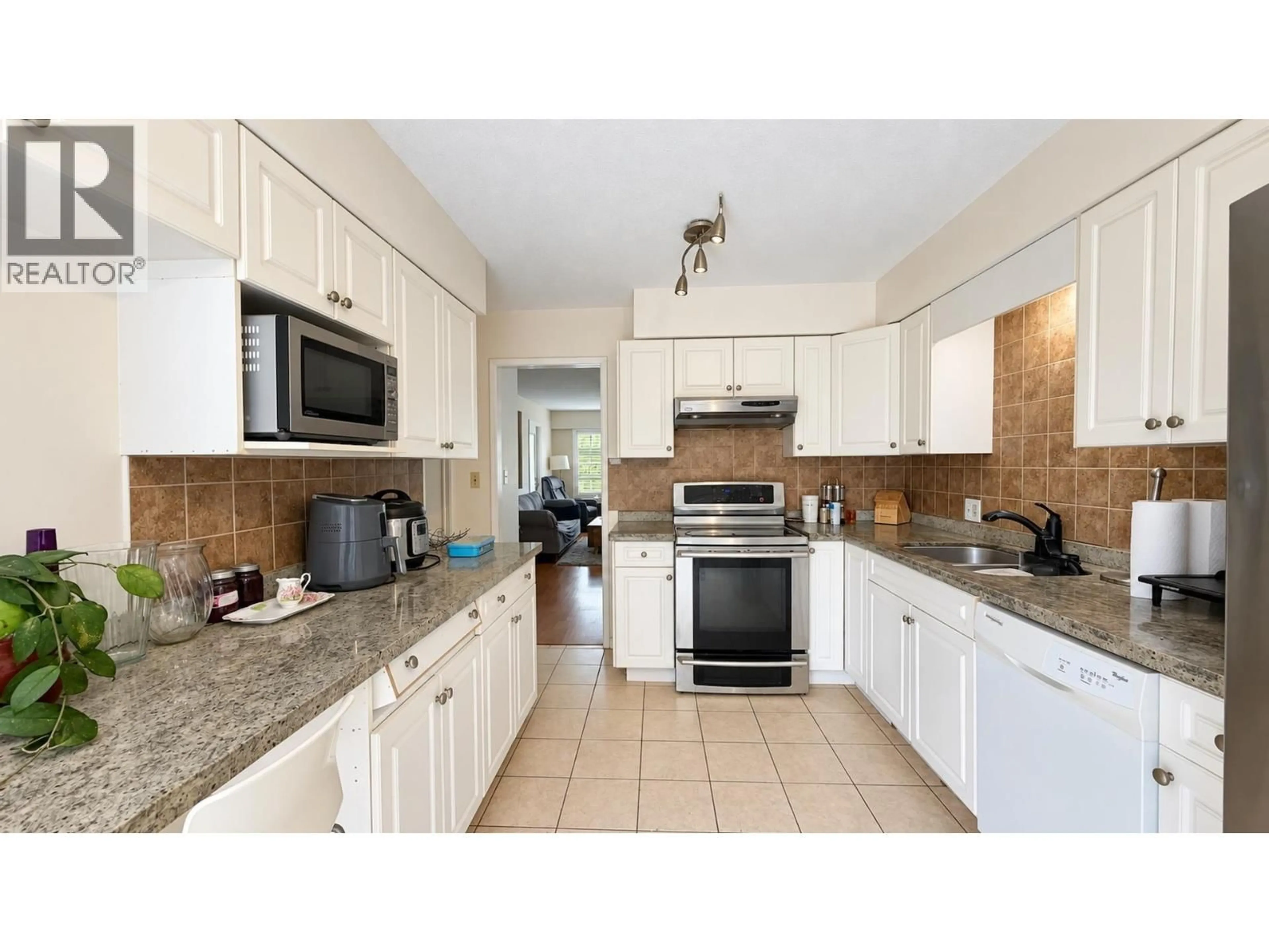 Standard kitchen, ceramic/tile floor for 5734 49B AVENUE, Delta British Columbia V4K1Z6