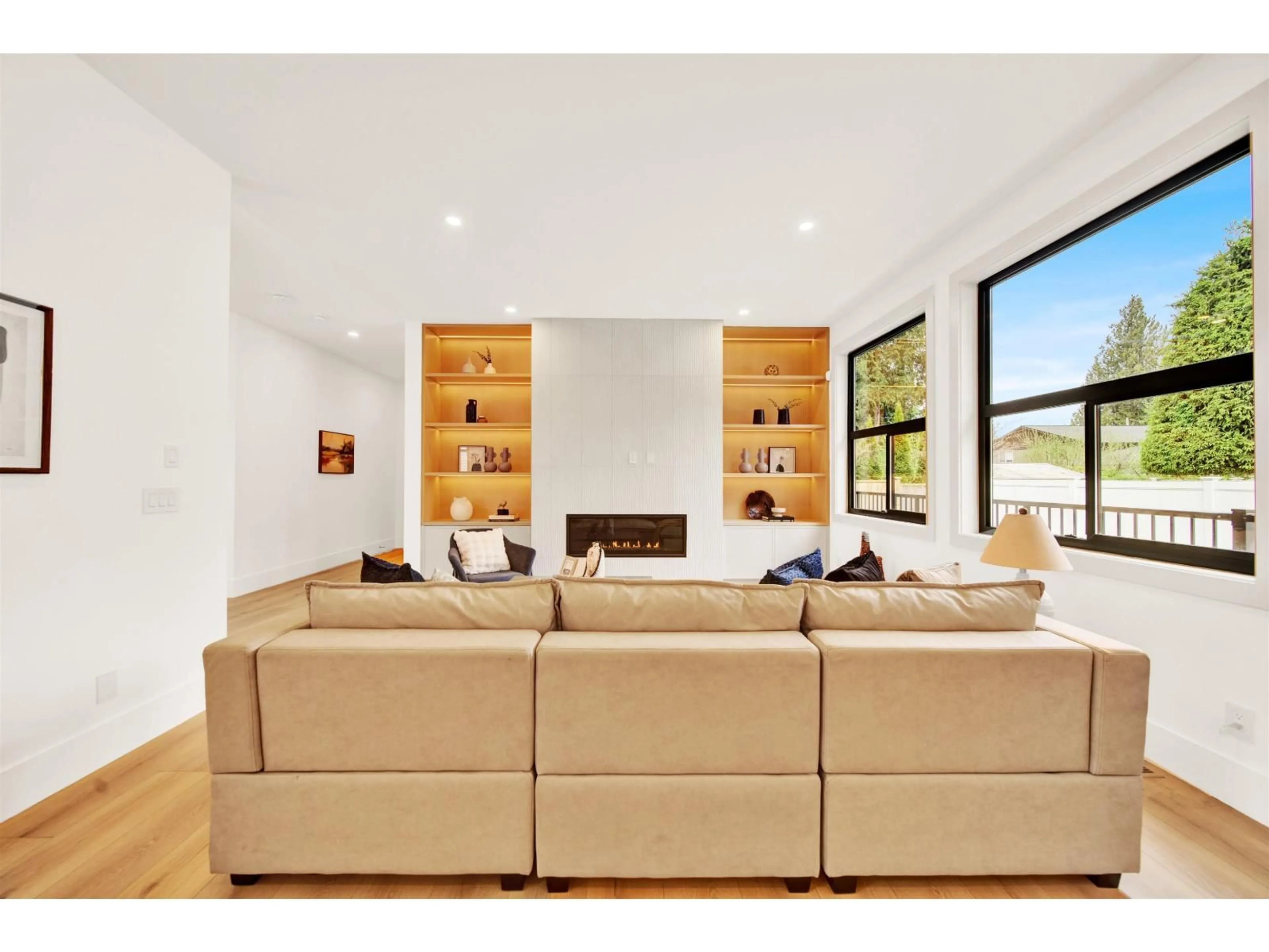 Living room with furniture, unknown for 20141 GRADE CRESCENT, Langley British Columbia V3A4J5