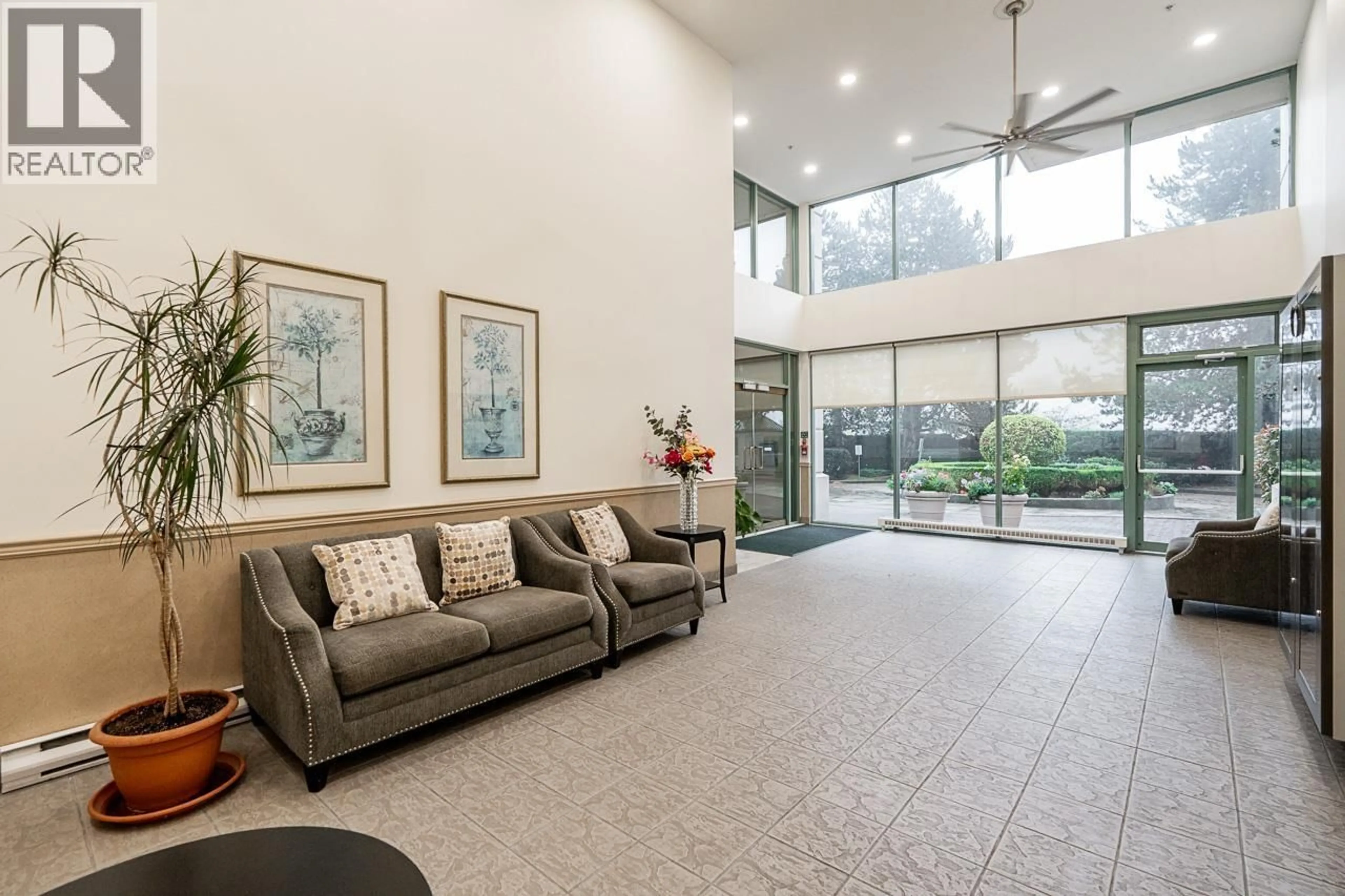 Indoor foyer for 203 - 6622 SOUTHOAKS CRESCENT, Burnaby British Columbia V5E4K2