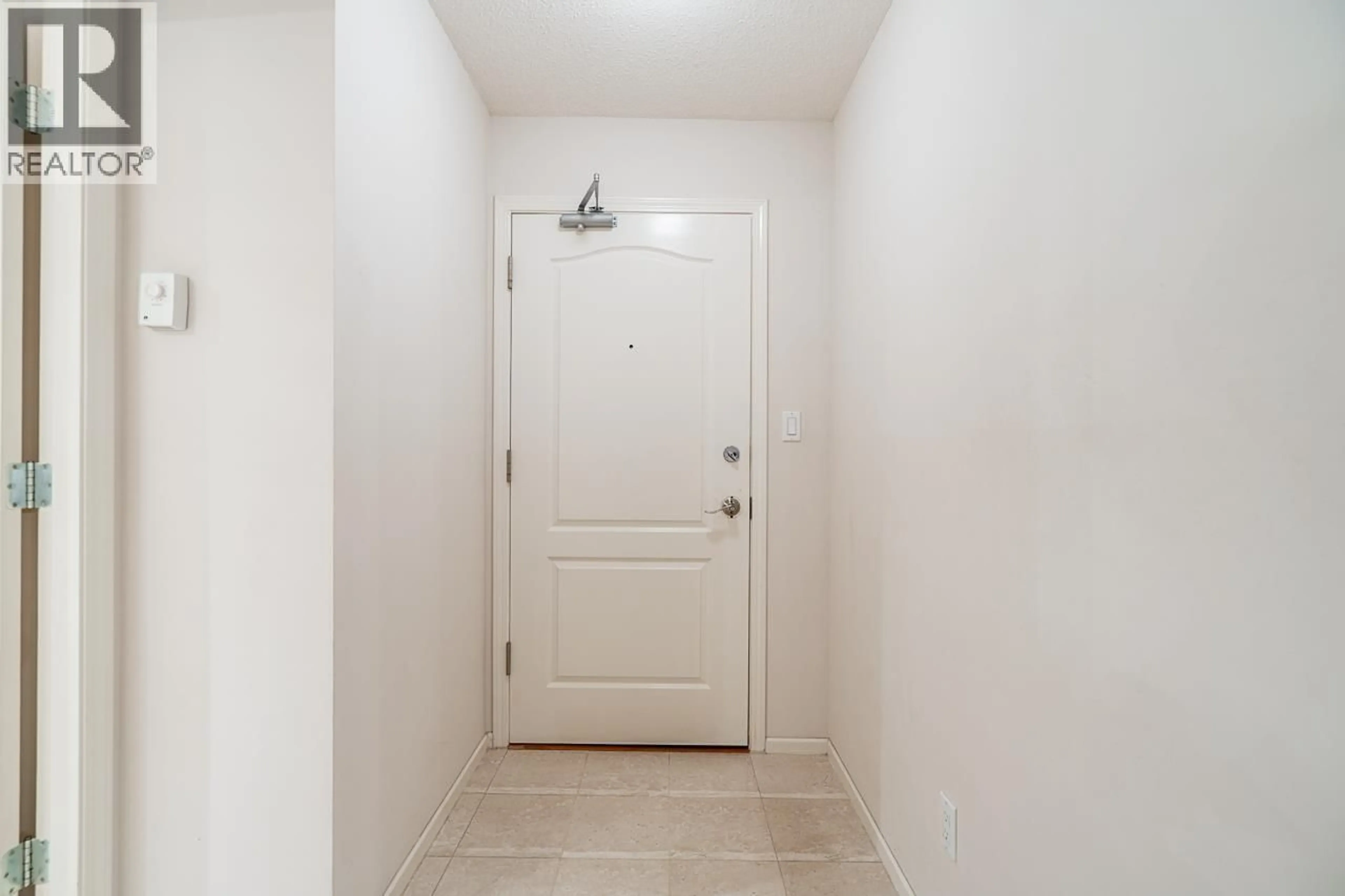 Indoor entryway for 203 - 6622 SOUTHOAKS CRESCENT, Burnaby British Columbia V5E4K2