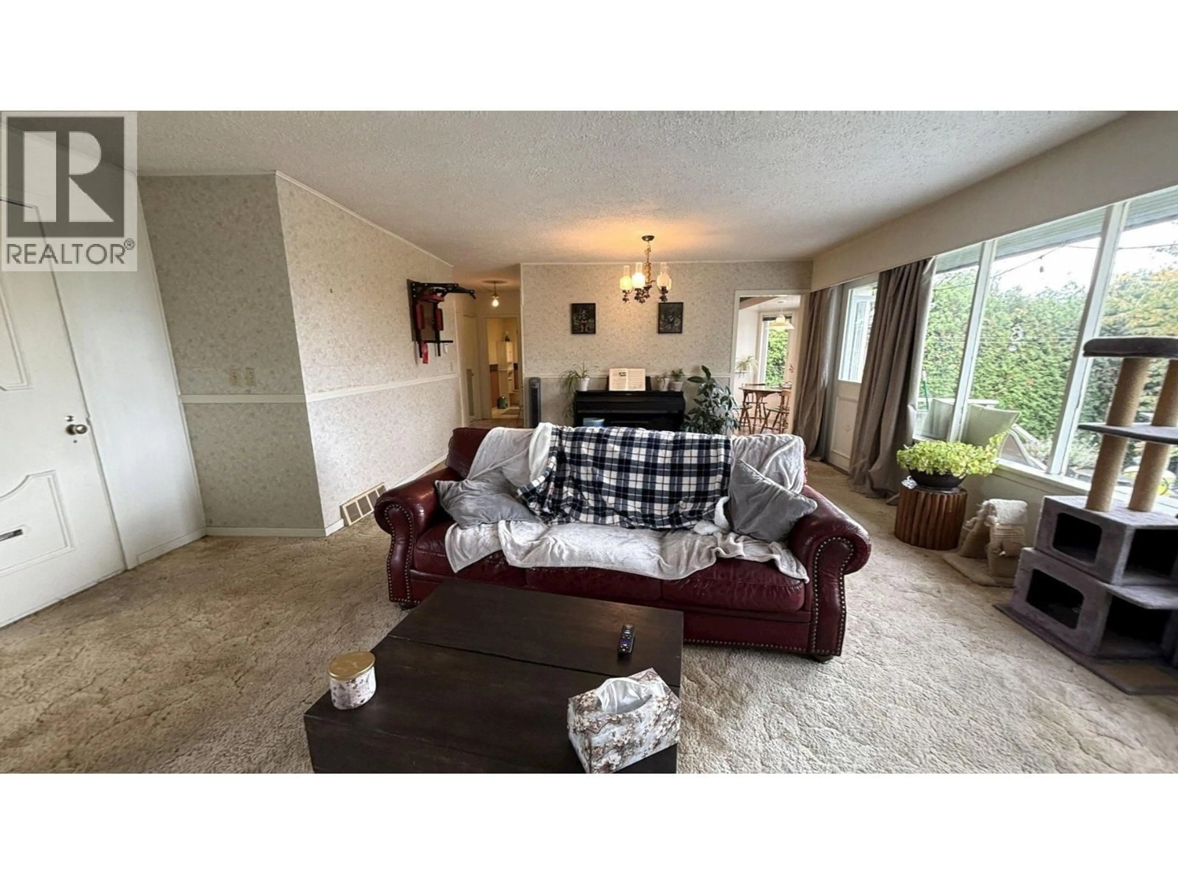 Living room with furniture, unknown for 4258 IRMIN STREET, Burnaby British Columbia V5J1X5