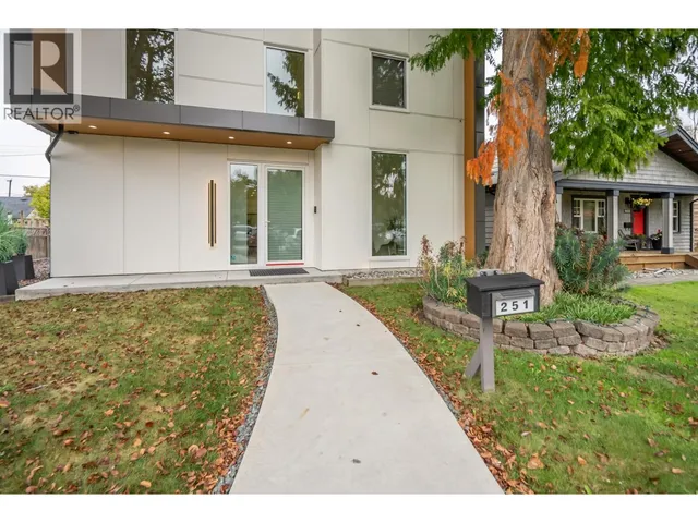 251 DOUGLAS CRESCENT, Richmond 3