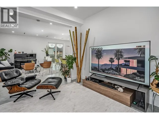 251 DOUGLAS CRESCENT, Richmond 5