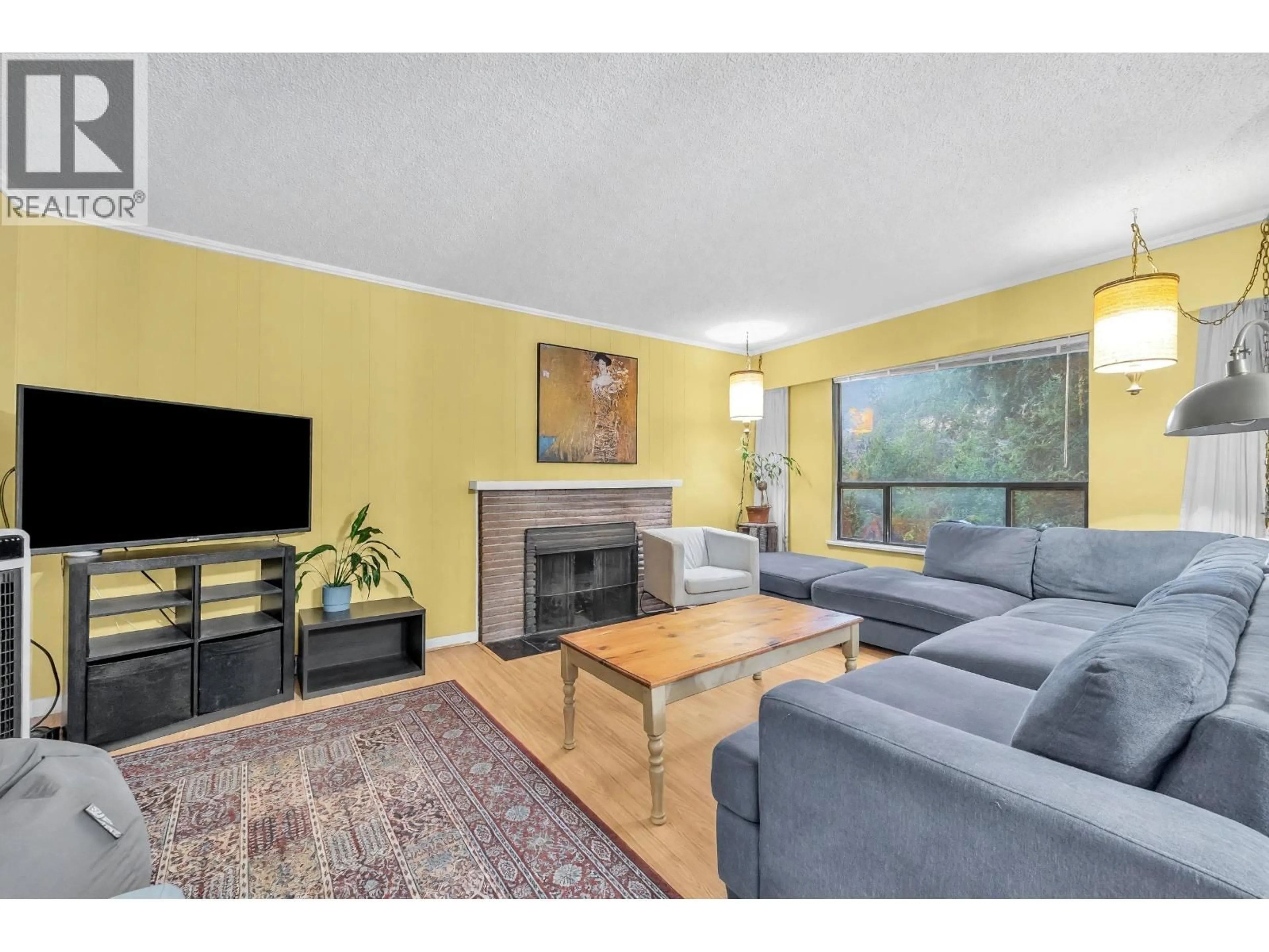 Living room with furniture, wood/laminate floor for 6220 MARA CRESCENT, Richmond British Columbia V7C2P9