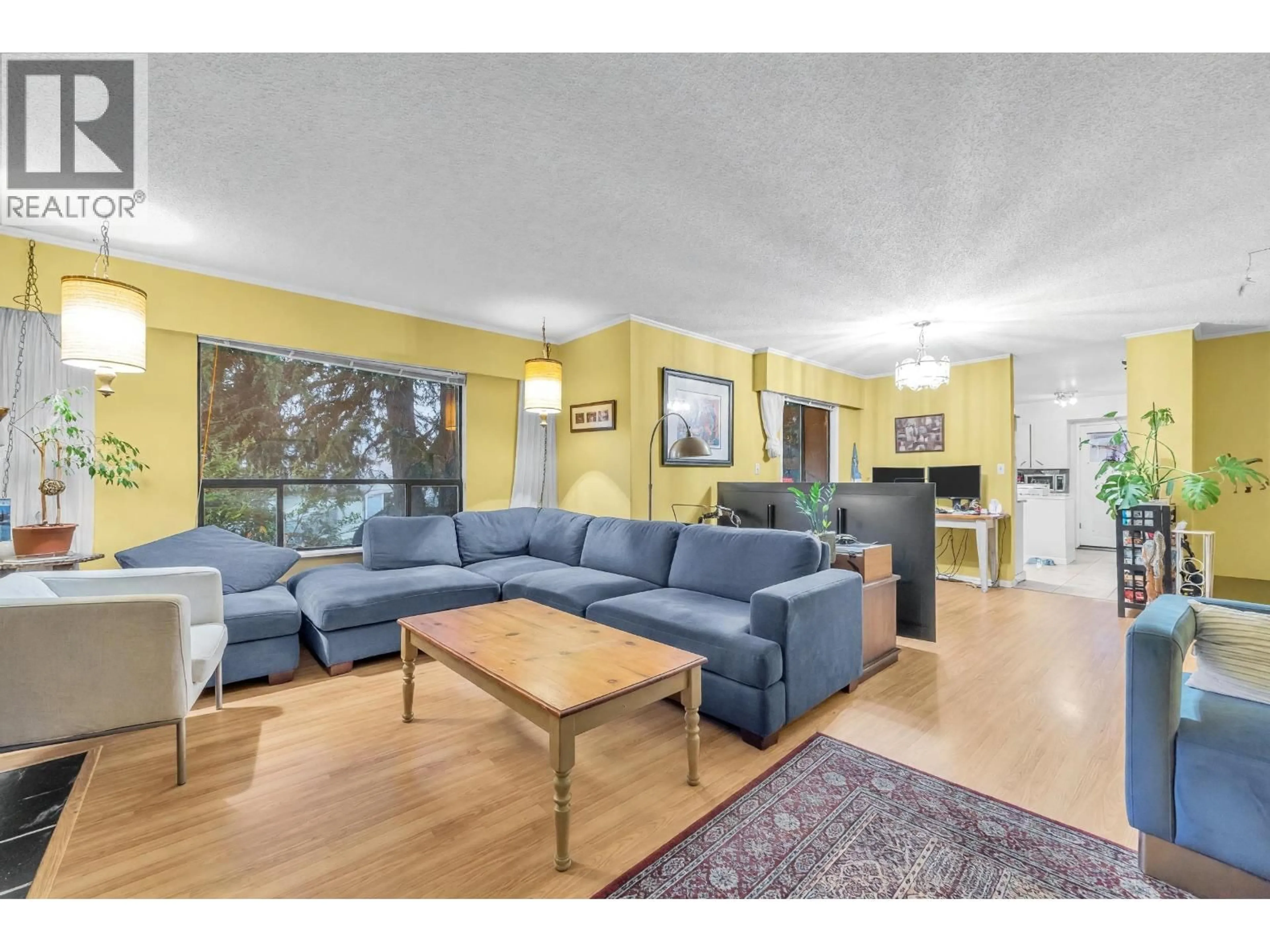 Living room with furniture, wood/laminate floor for 6220 MARA CRESCENT, Richmond British Columbia V7C2P9