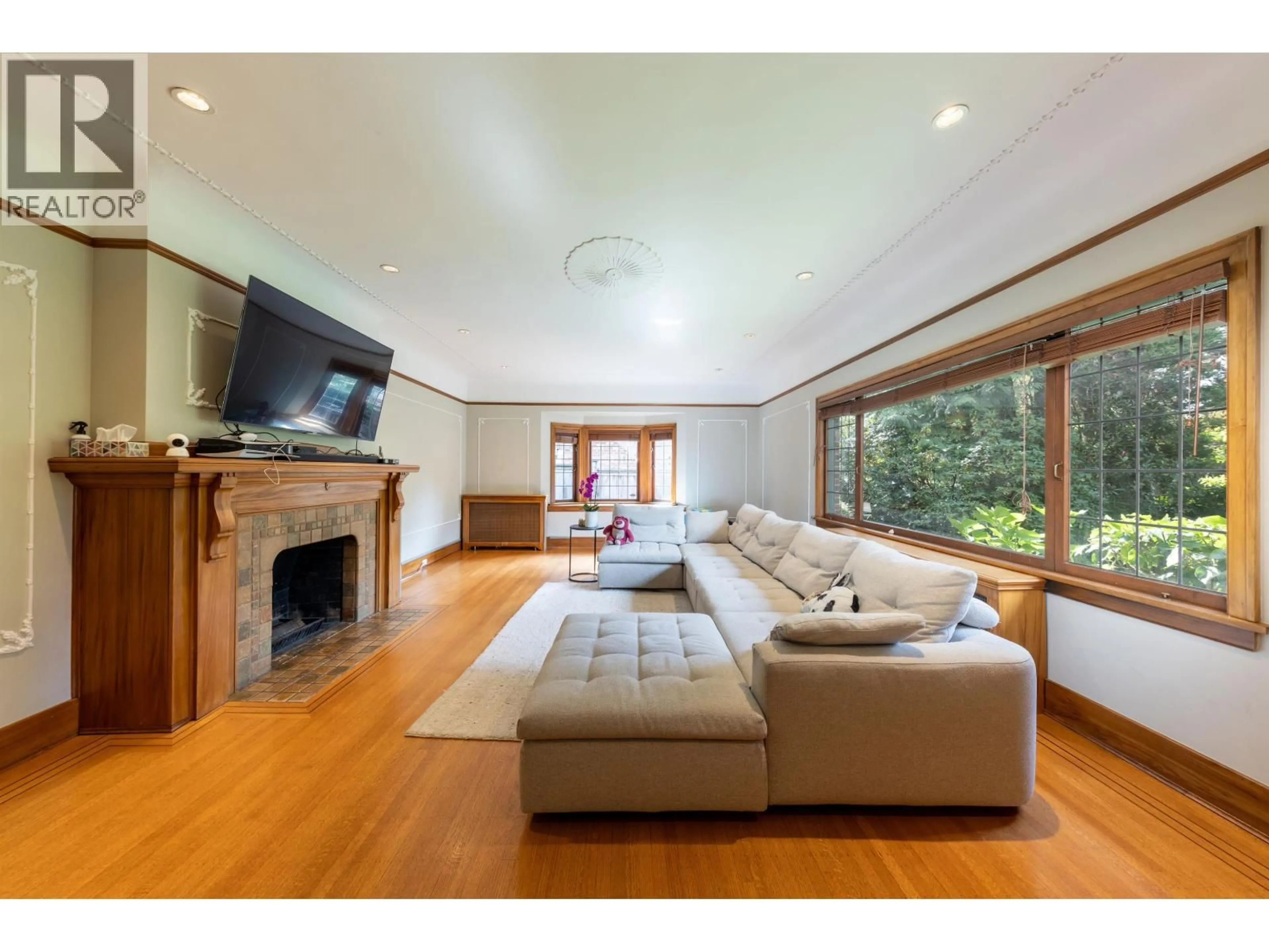 Living room with furniture, wood/laminate floor for 6026 ANGUS DRIVE, Vancouver British Columbia V6M3P1